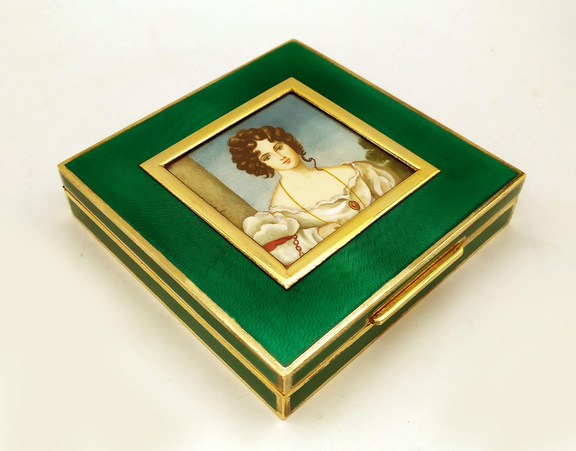 Boîte carrée en argent 925/1000 plaqué or avec émail cuit translucide sur guillochè également sur les côtés. Au centre, une magnifique miniature à la détrempe peinte à la main sur une assiette en ivoire végétal représentant le portrait d'une dame du