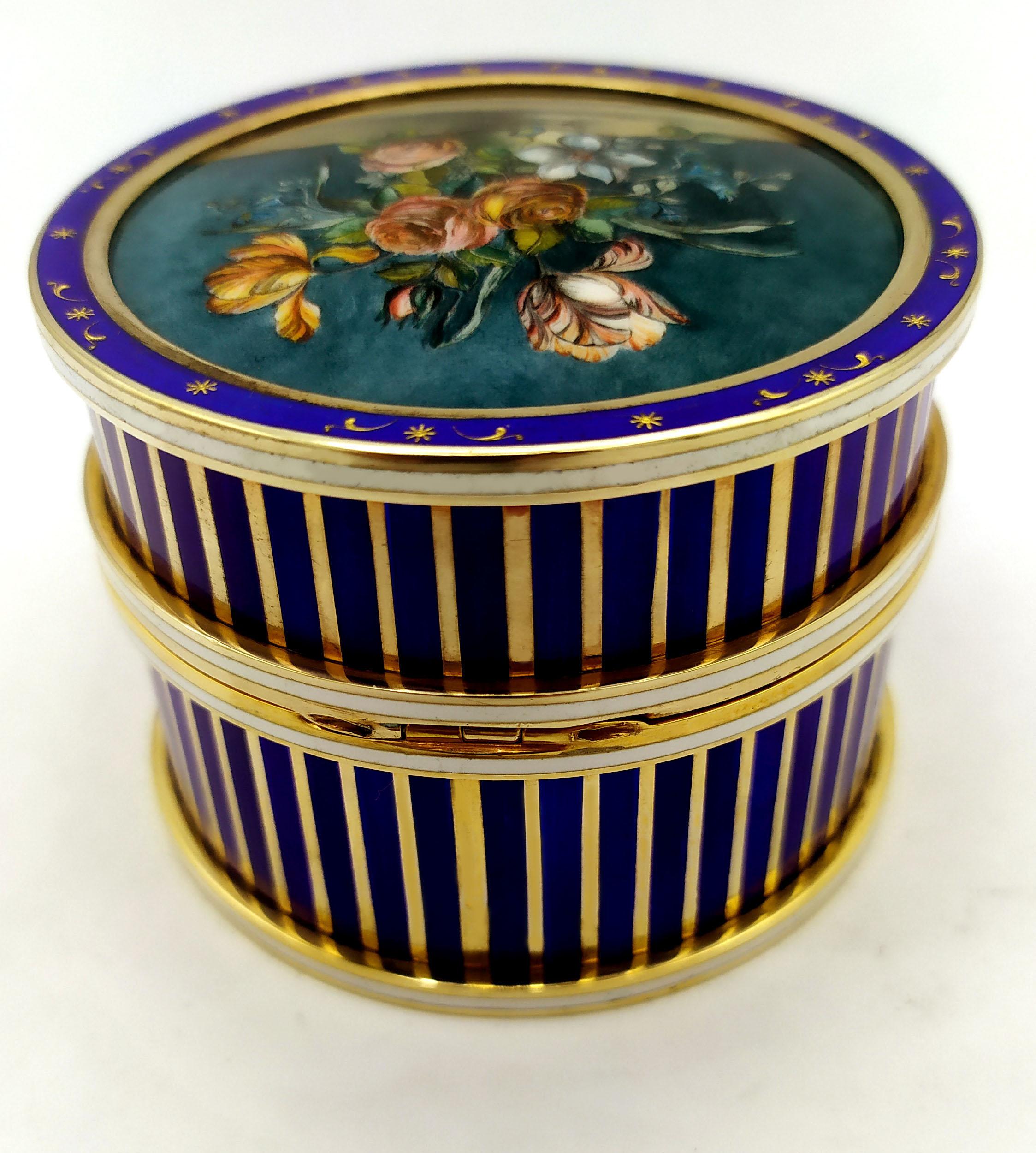 Napoléon III Boîte de table Émail sur guillochè avec paillons en or pur sur le cercle supérieur S en vente