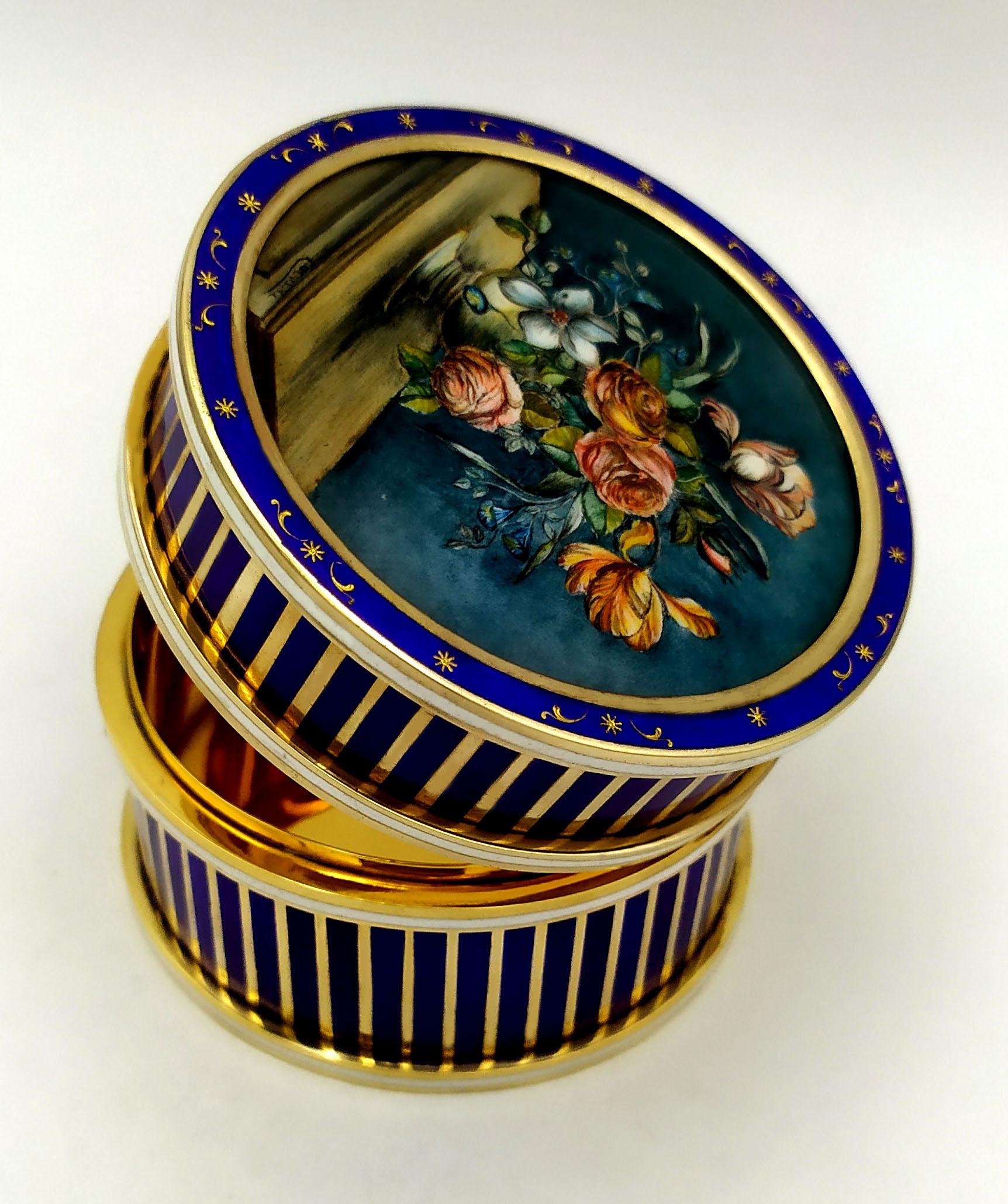 Table Box Enamel on guillochè with “paillons” in pure gold on the upper circle S In Excellent Condition For Sale In Firenze, FI