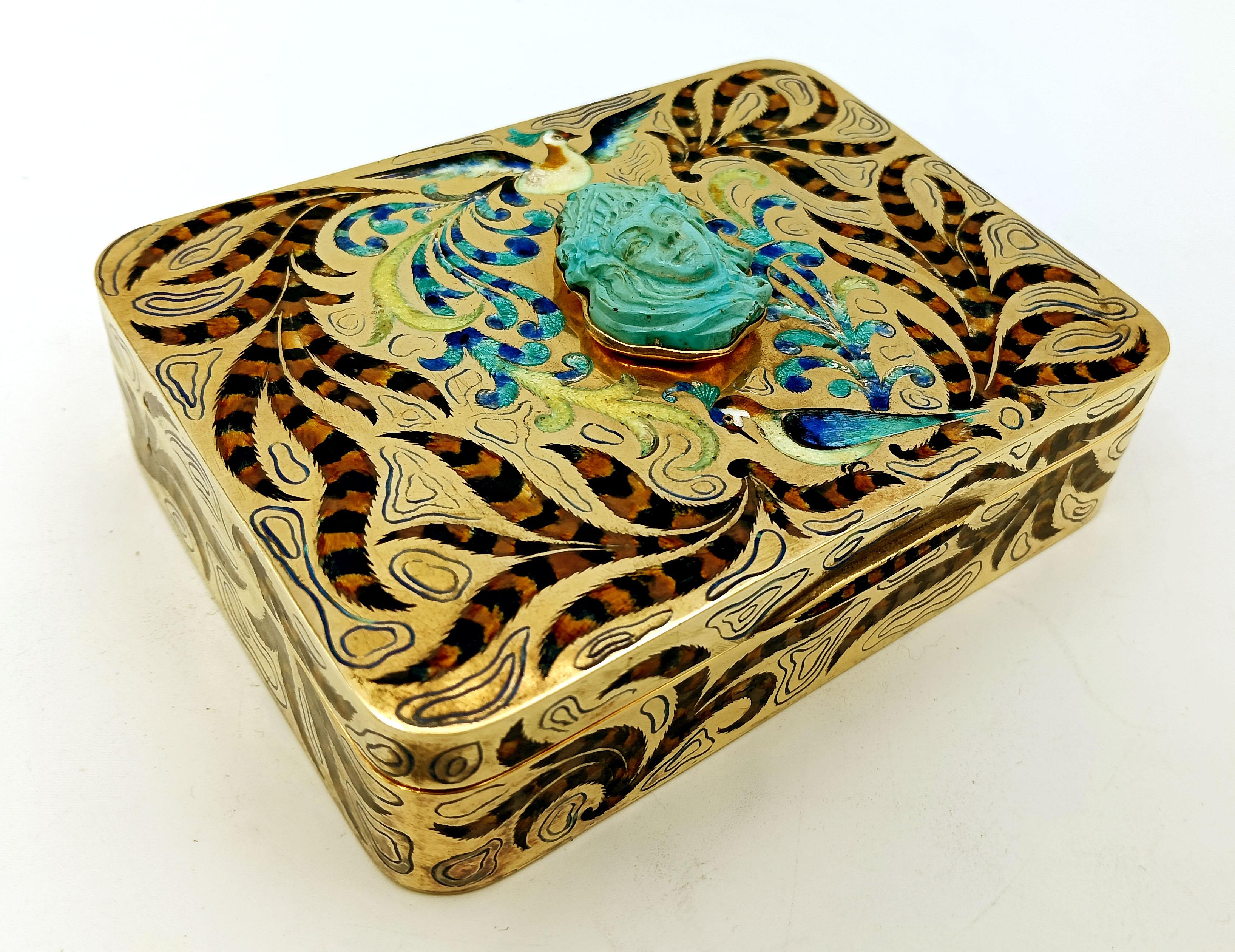 Rectangular table box with rounded corners in gold-plated 925/1000 sterling silver with very fine hand-engraving, also on the sides, of peacocks with “ramage” similar to tiger tails, enamelled with various colours, in Art Deco style. Beautiful