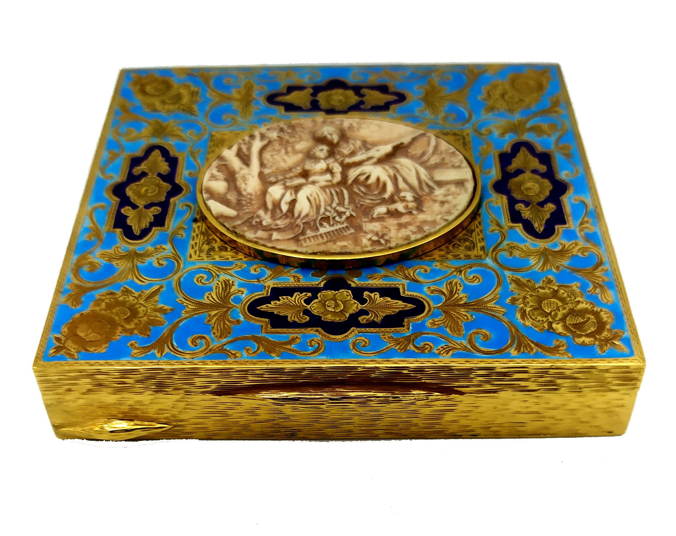 Rechteckige Tischbox aus Sterlingsilber  925/1000 vergoldet mit sehr feiner Handgravur im Barockstil auf dem Deckel, 2-farbig feueremailliert. In der Mitte eine alte ovale Platte cm. 4 x 4,8 handgeschnitzt, die eine pastorale Szene darstellt.