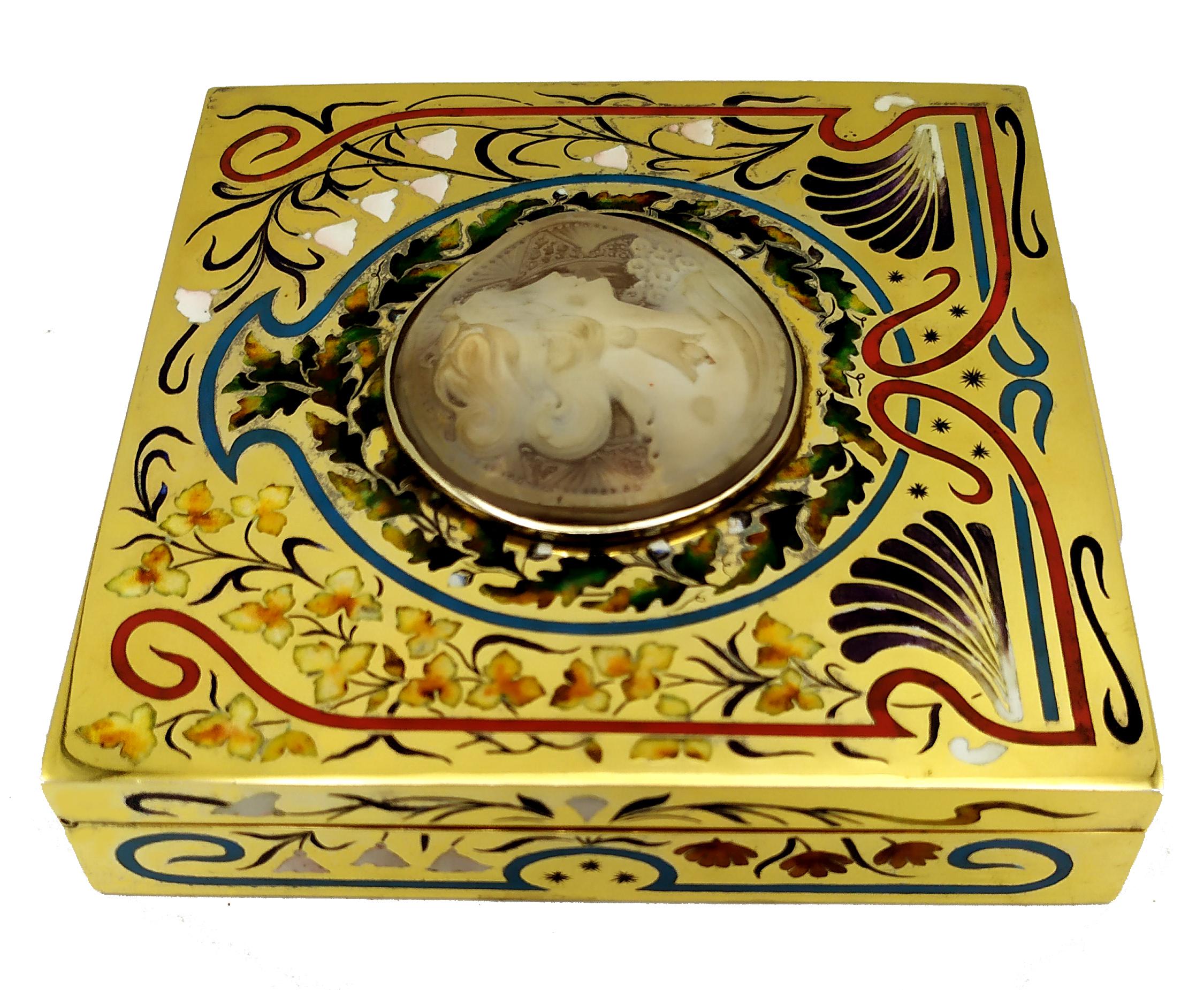 Table Box fired enamels and round cameo Salimbeni. In Excellent Condition For Sale In Firenze, FI