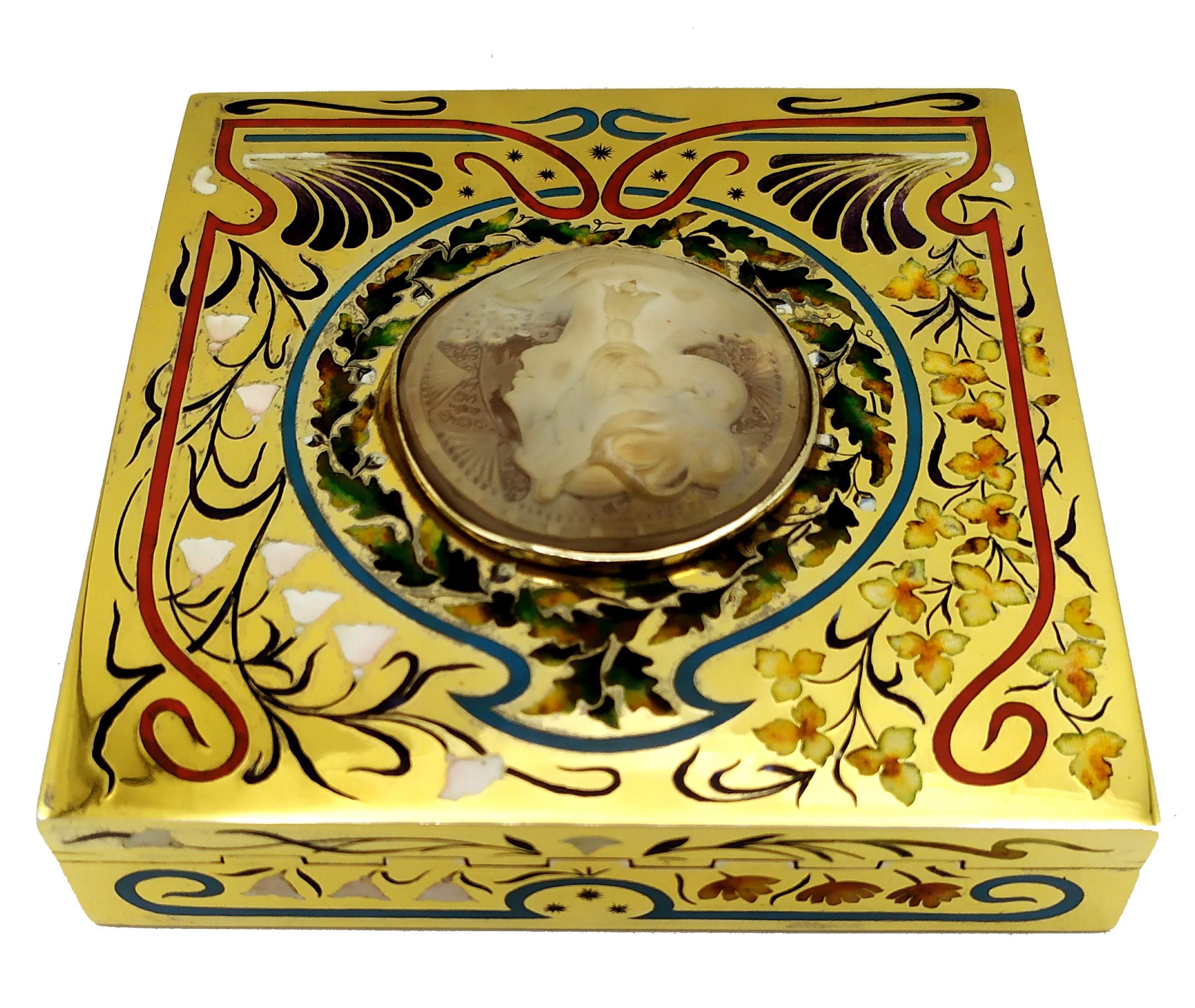 Gold Table Box fired enamels and round cameo Salimbeni. For Sale