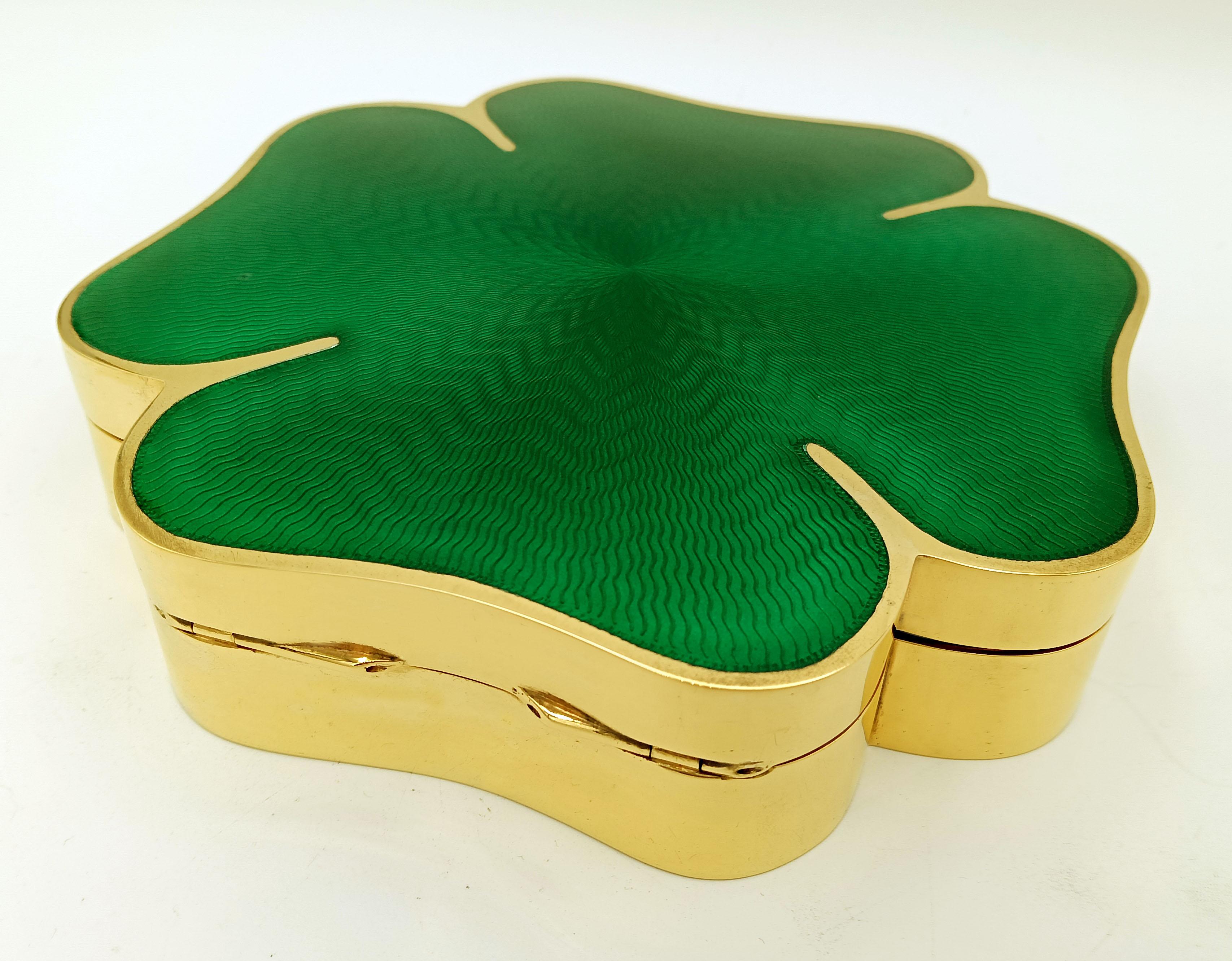 Caja de mesa Trébol de cuatro hojas esmaltado al fuego sobre un guilloché radial Salimbeni mediados del siglo XX en venta