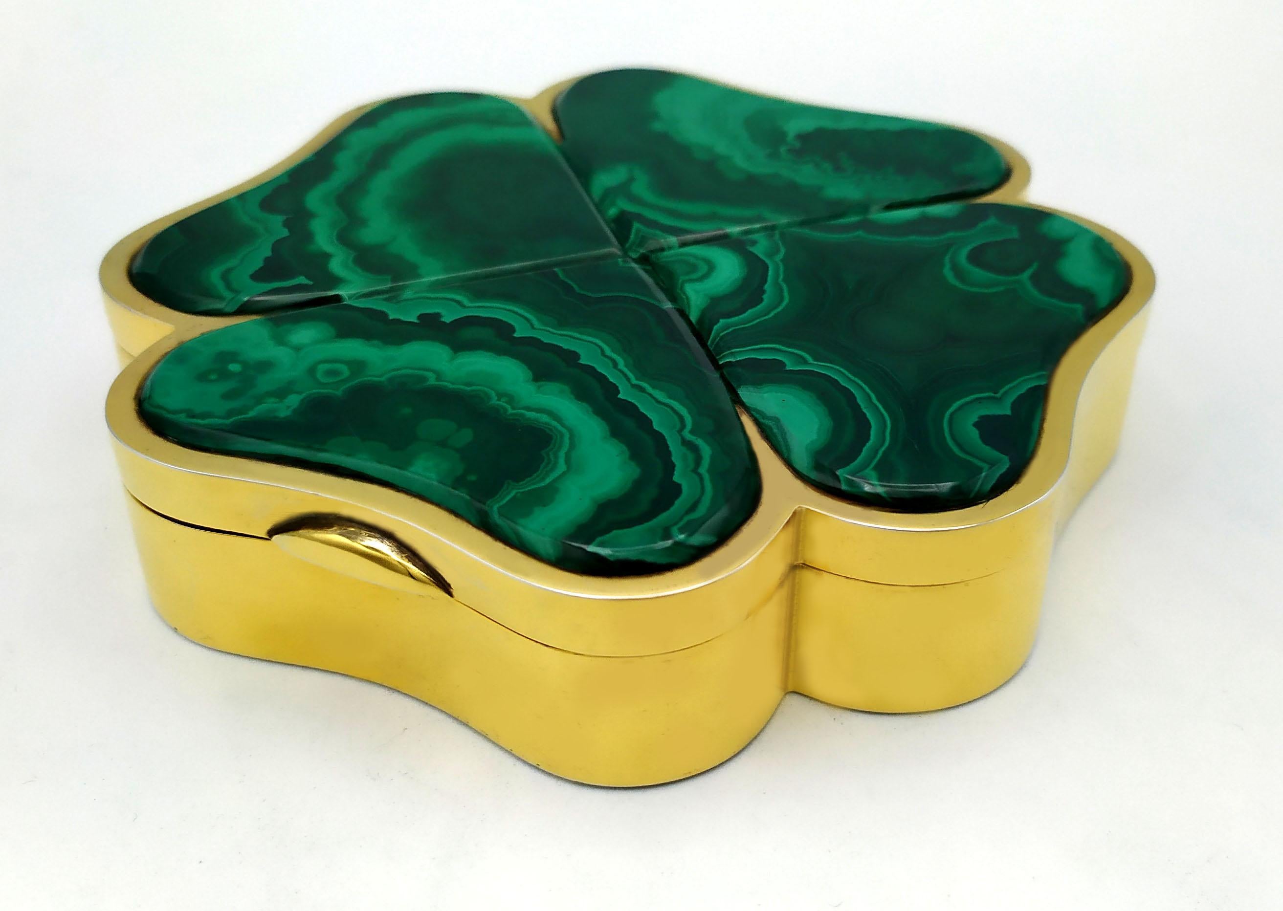 Table box in the shape of a four-leaf clover in sterling silver 925/1000 gold plated and real malachite stone petals. Dimensions cm. 12 x 12 x 2.5 . Silver weight gr. 340. Designed by Giorgio Salimbeni in 1975 and produced in Florence in several
