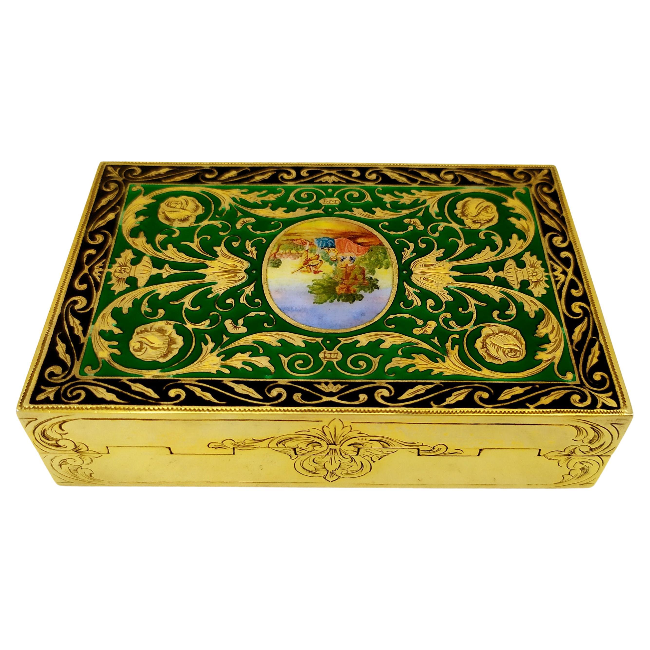 Tabelle Box Grün in Französisch Empire Louis XVI-Stil Sterling Silber Salimbeni.
Tischdose aus vergoldetem 925/1000er Sterlingsilber mit durchscheinendem, gebranntem Email, eingefügt in eine sehr feine Handgravur von Ornamenten im Stil des
