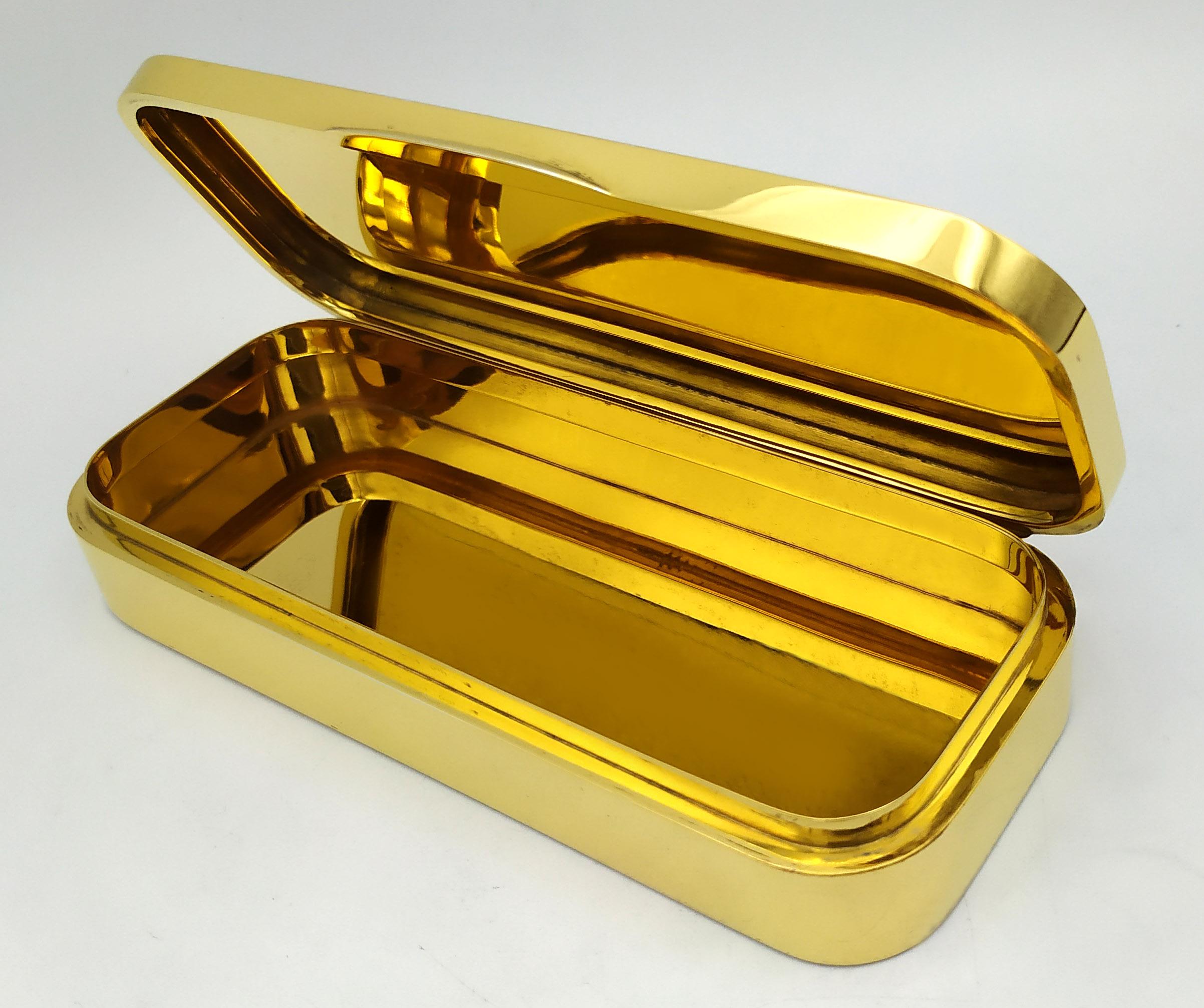 Italiano Scatola da tavolo con ornamento inciso e smaltato a mano in stile arabo Salimbeni. in vendita
