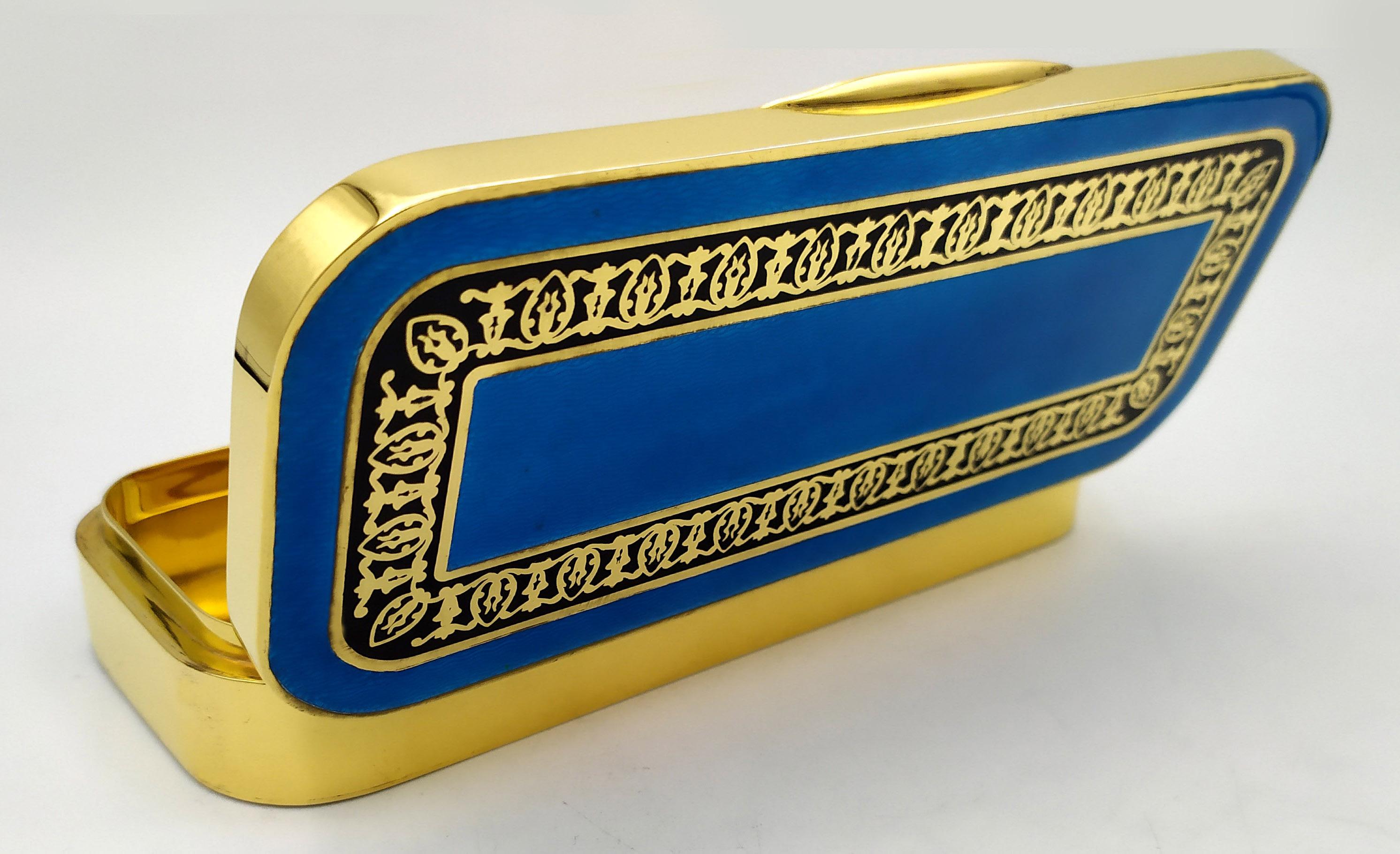 Smaltato Scatola da tavolo con ornamento inciso e smaltato a mano in stile arabo Salimbeni. in vendita