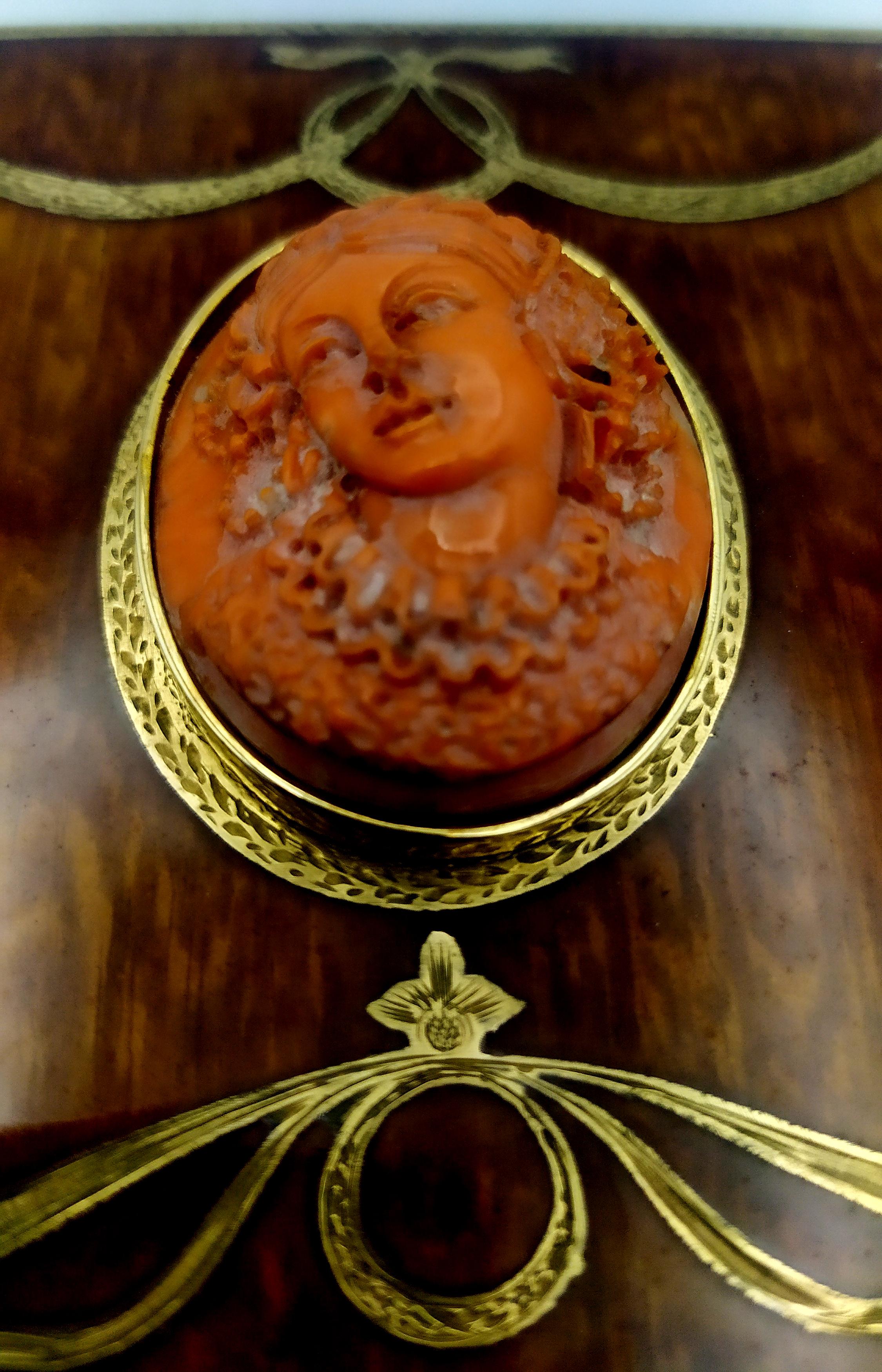 Table Box hand-engraved wood grain with Coral Salimbeni. For Sale 2