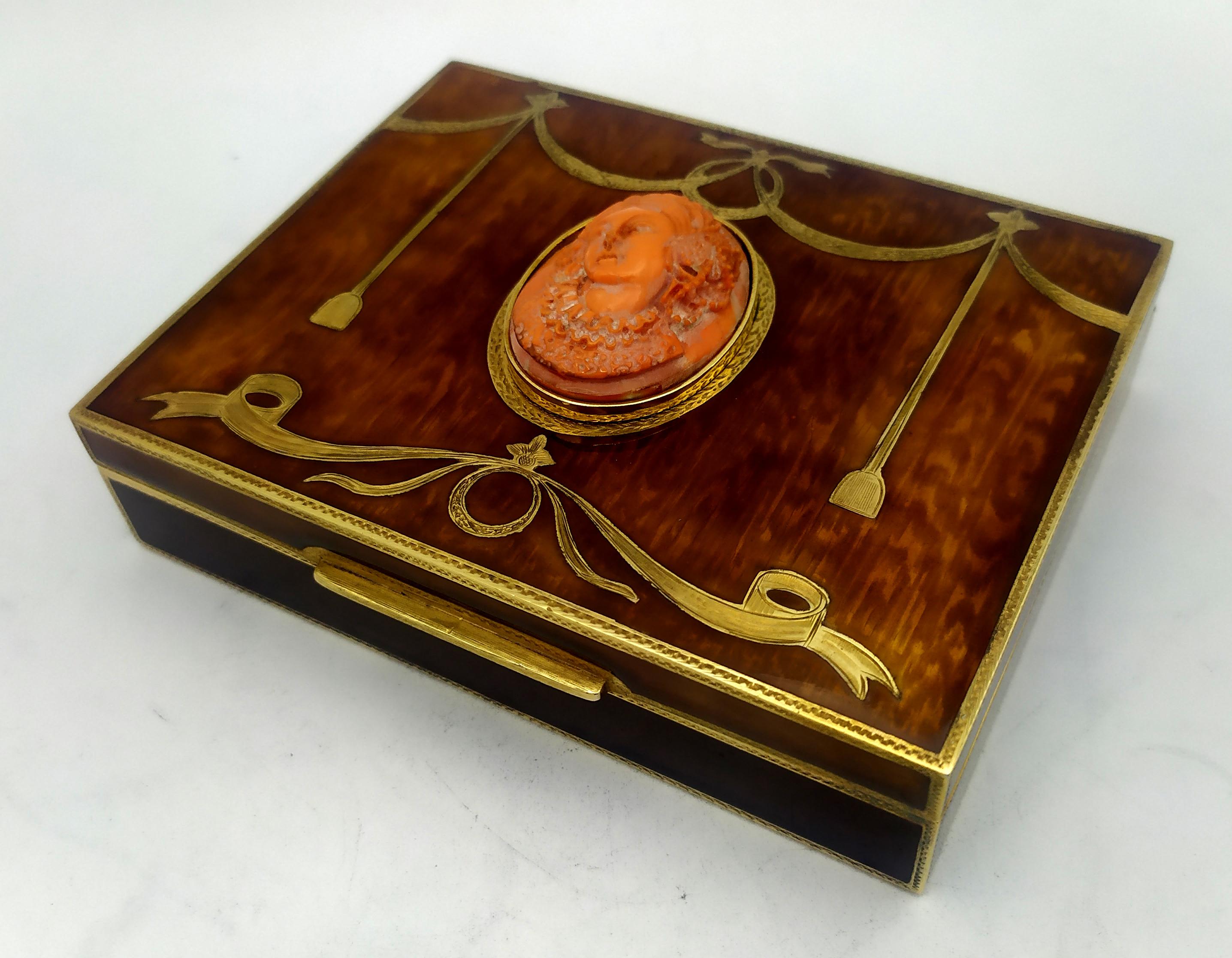 Italian Table Box hand-engraved wood grain with Coral Salimbeni. For Sale