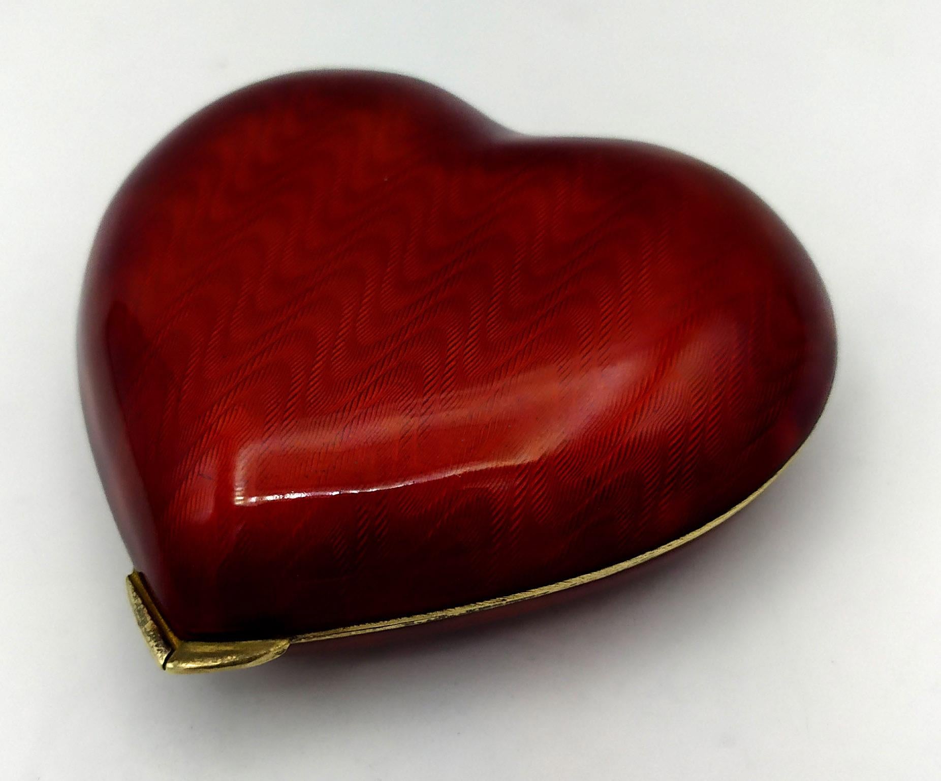  Caja de mesa en forma de corazón de plata de ley 925/1000 dorada con esmalte al fuego translúcido sobre guilloché arriba y abajo. Estilo contemporáneo moderno. Dimensiones cm. 8,8 x 8 cm de alto. 3. Peso g. 195. Diseñada por Giorgio Salimbeni en