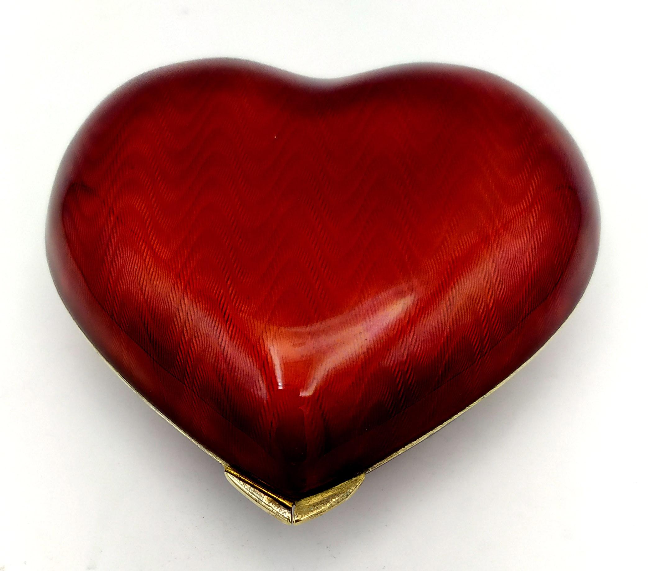 Caja de mesa Forma de corazón Rojo pasión esmaltado al fuego sobre guilloche Salimbeni. Moderno en venta