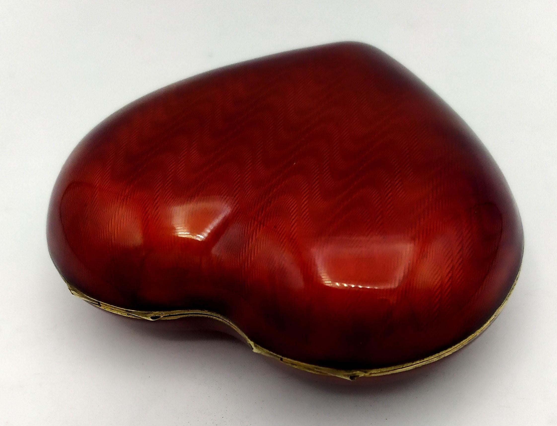 Caja de mesa Forma de corazón Rojo pasión esmaltado al fuego sobre guilloche Salimbeni. Esmaltado en venta