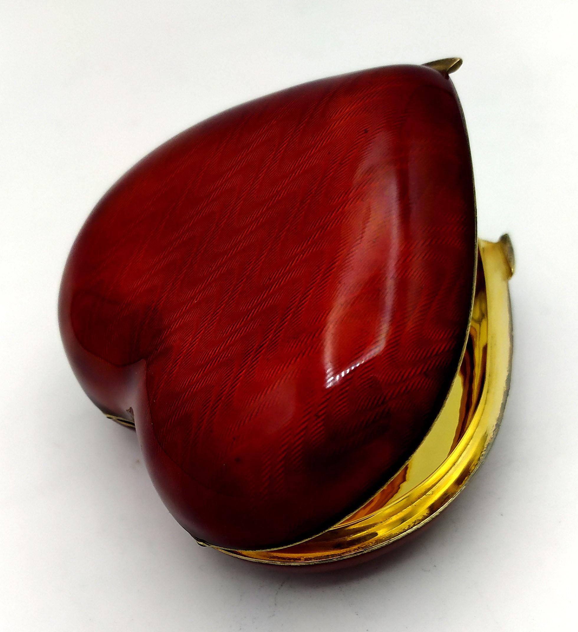 Caja de mesa Forma de corazón Rojo pasión esmaltado al fuego sobre guilloche Salimbeni. finales del siglo XX en venta