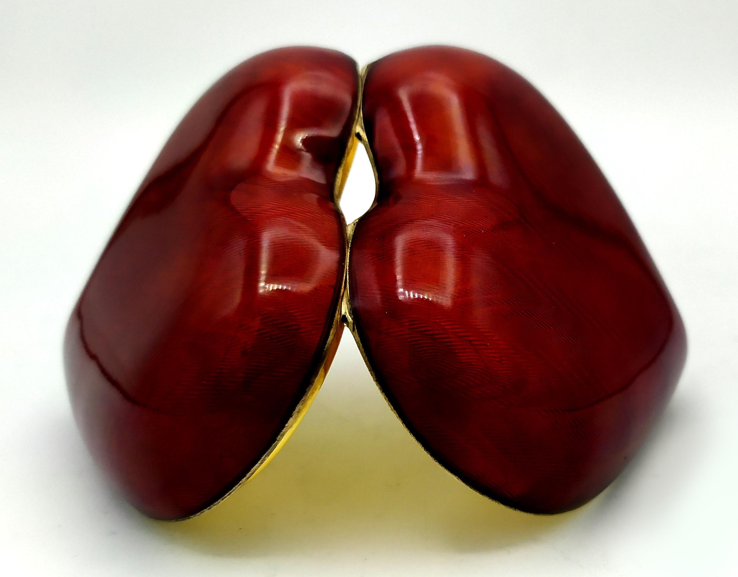 Caja de mesa Forma de corazón Rojo pasión esmaltado al fuego sobre guilloche Salimbeni. Oro en venta