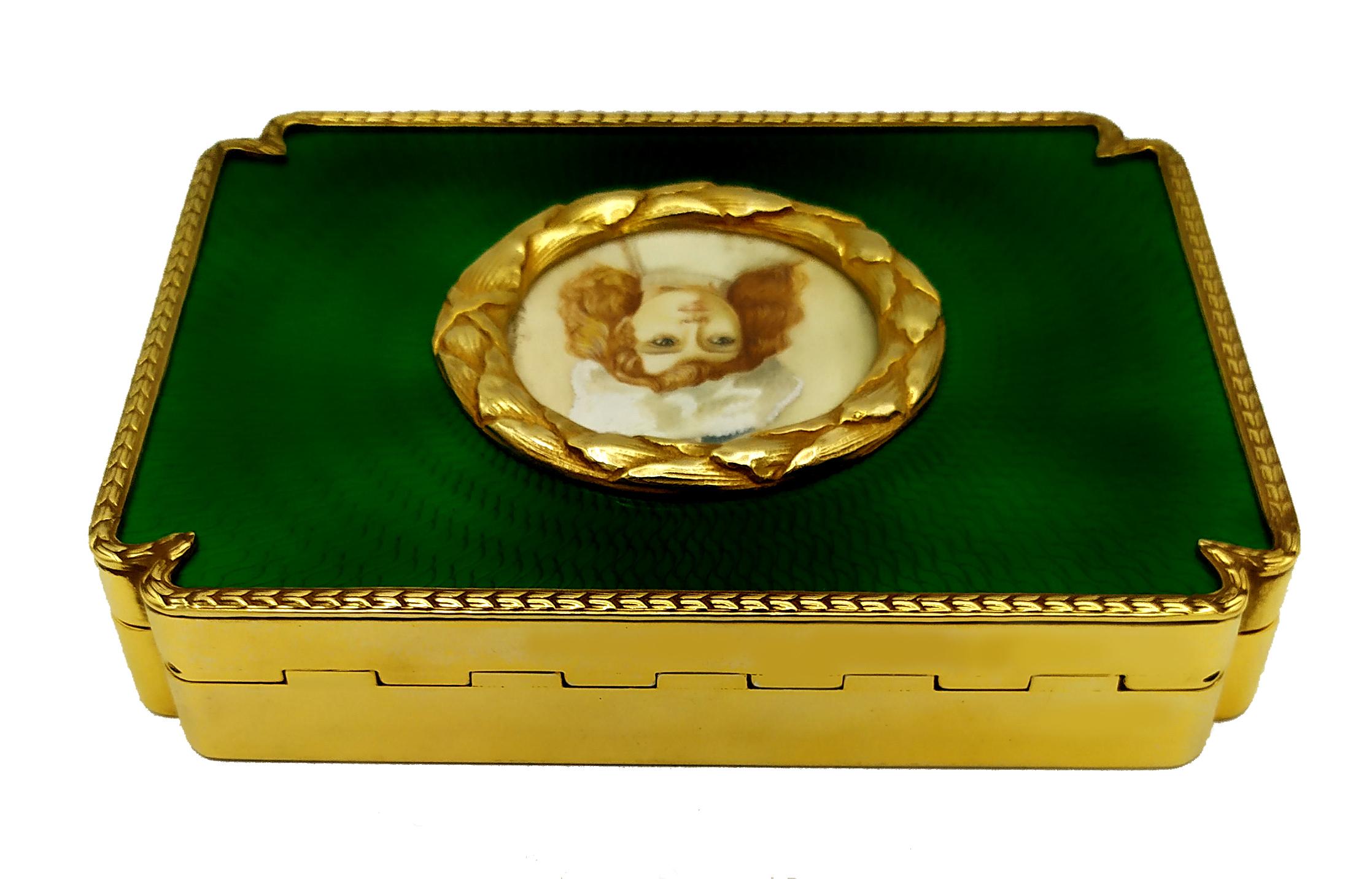 Rechteckige Tischdose mit nach innen gerichteten Ecken aus vergoldetem 925/1000er Sterlingsilber mit durchscheinendem, auf Guilloche gebranntem Email und einer feinen runden Miniatur in der Mitte, Durchmesser cm. 4,5 cm, handbemalt mit Tempera auf
