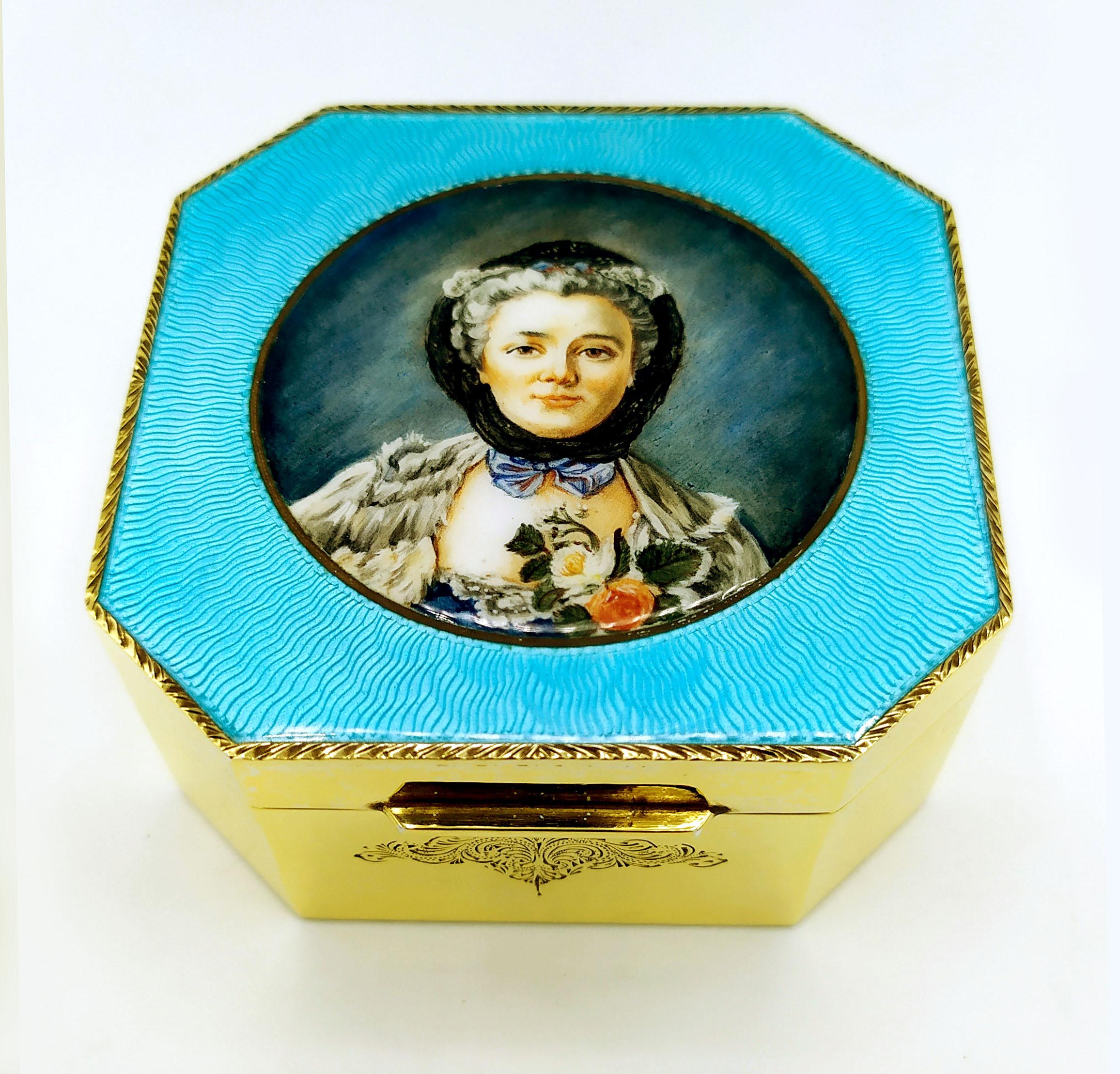 Achteckige Tischschatulle aus 925/1000 Sterlingsilber, vergoldet mit durchscheinendem, gebranntem Email auf Guillochè und schöner, handgemalter Emailminiatur der Malerin Beatrice Mellana, die das Porträt von Madame Drouais wiedergibt, das ihr Mann
