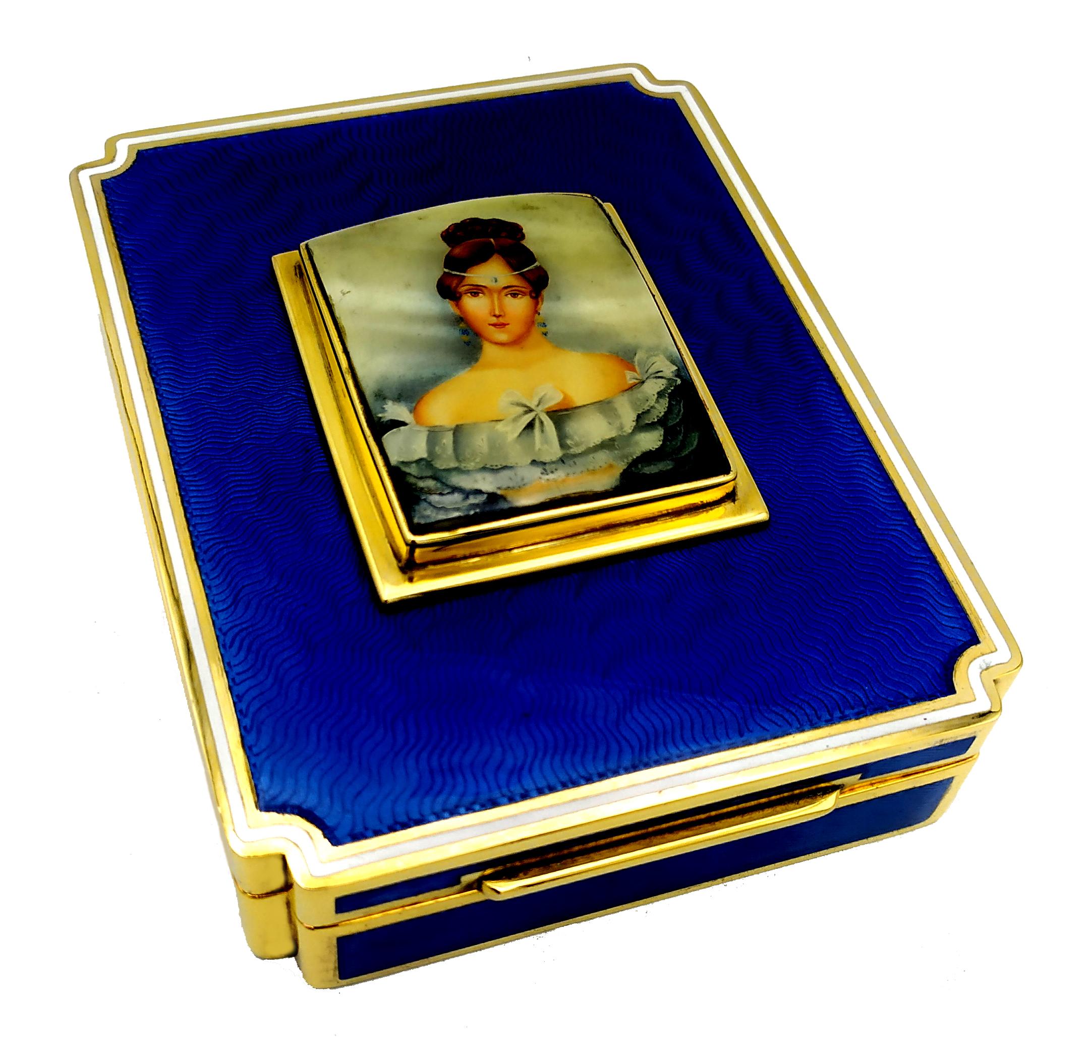 Espectacular caja de mesa con esquinas hacia dentro en plata de ley 925/1000 dorada con esmalte translúcido cocido sobre guilloché, de estilo Art Nouveau, y en el centro una fina miniatura rectangular de cm. 4,2 x 5,4 pintada a mano sobre nácar por