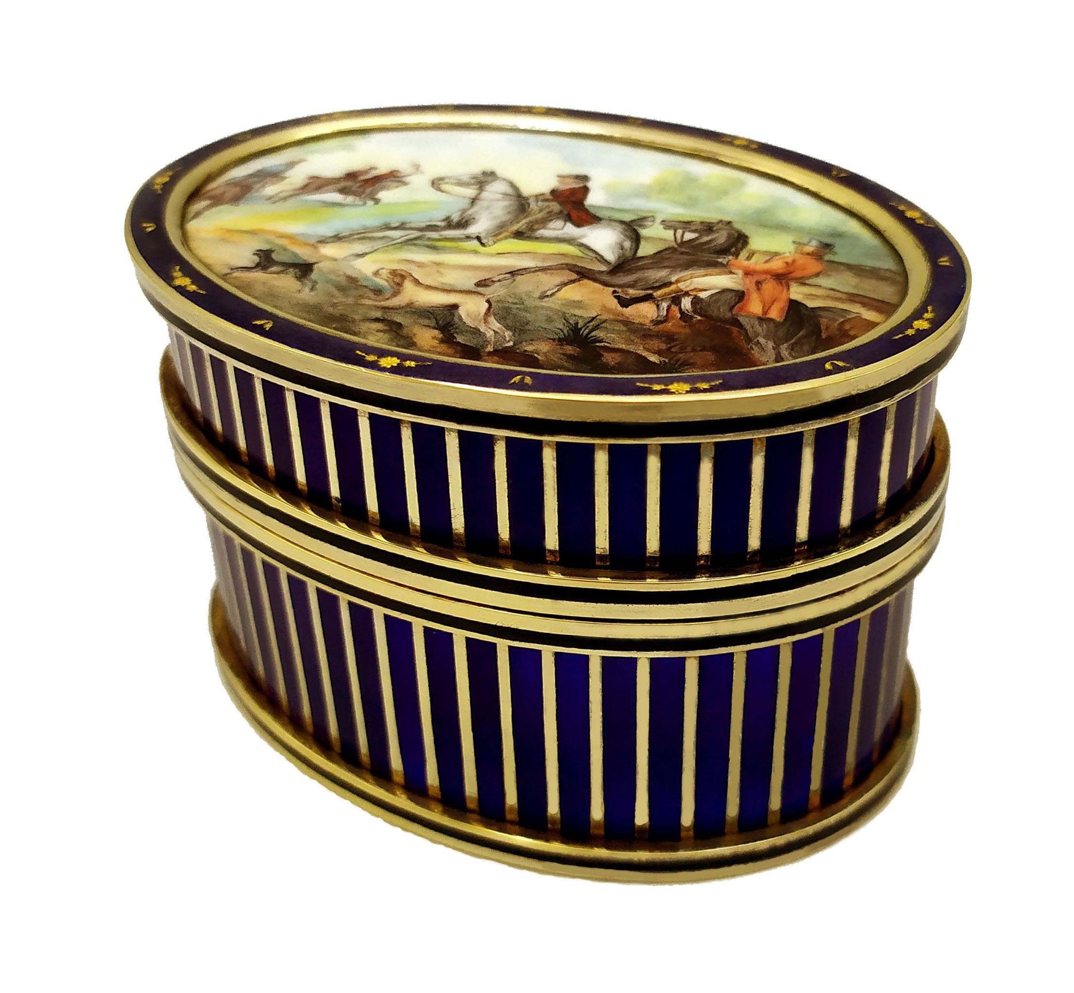 Oval table box in 925/1000 sterling silver gold plated with fired enamel, with “paillons” in pure gold on the upper circle, fine miniature fired enamelled with an image of “fox hunting” hand painted by the painter Renato Dainelli , enamelled border