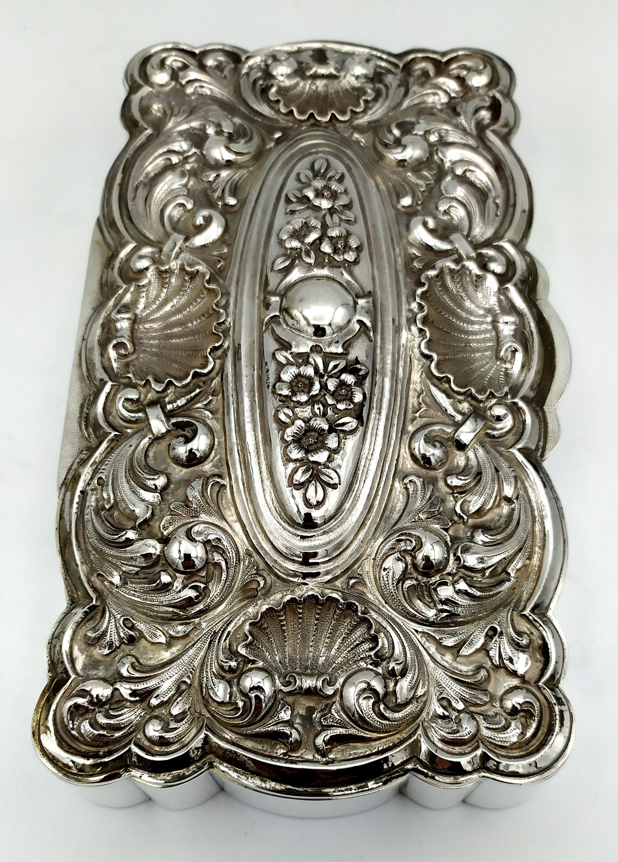 Table Box table box with finely embossed and hand-chiseled Salimbeni For Sale 2