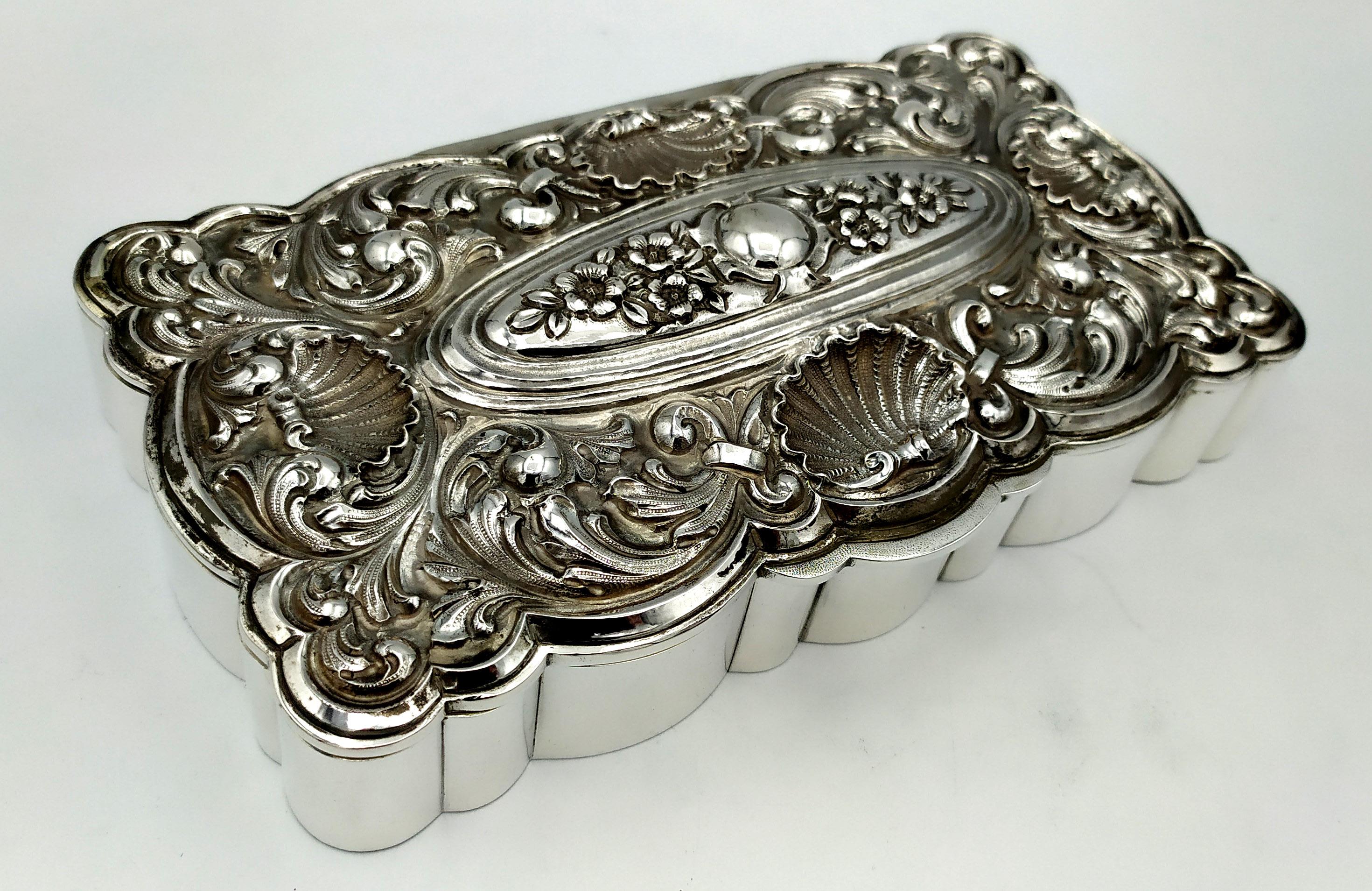 Table Box table box with finely embossed and hand-chiseled Salimbeni For Sale 3