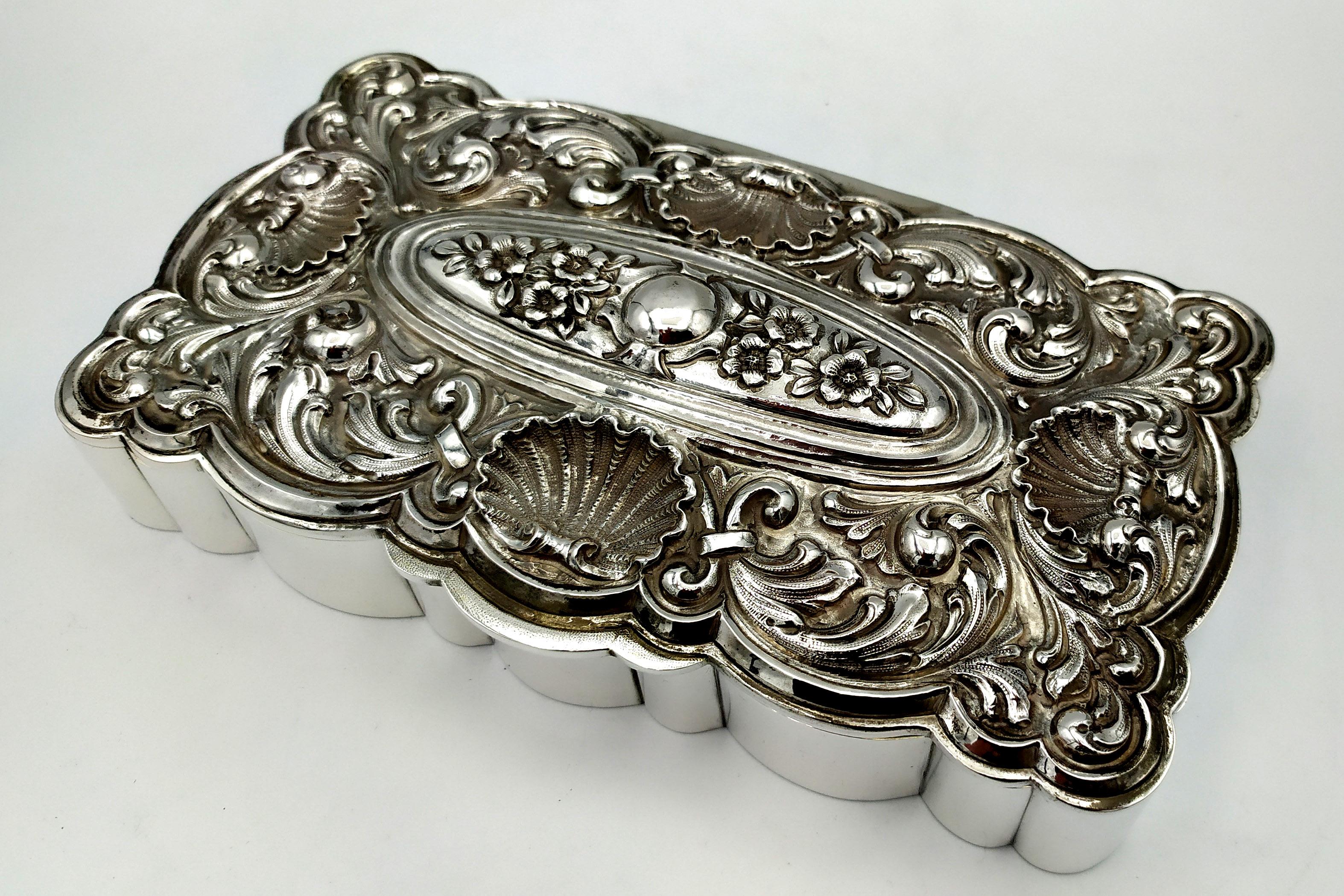 Table Box table box with finely embossed and hand-chiseled Salimbeni For Sale 4