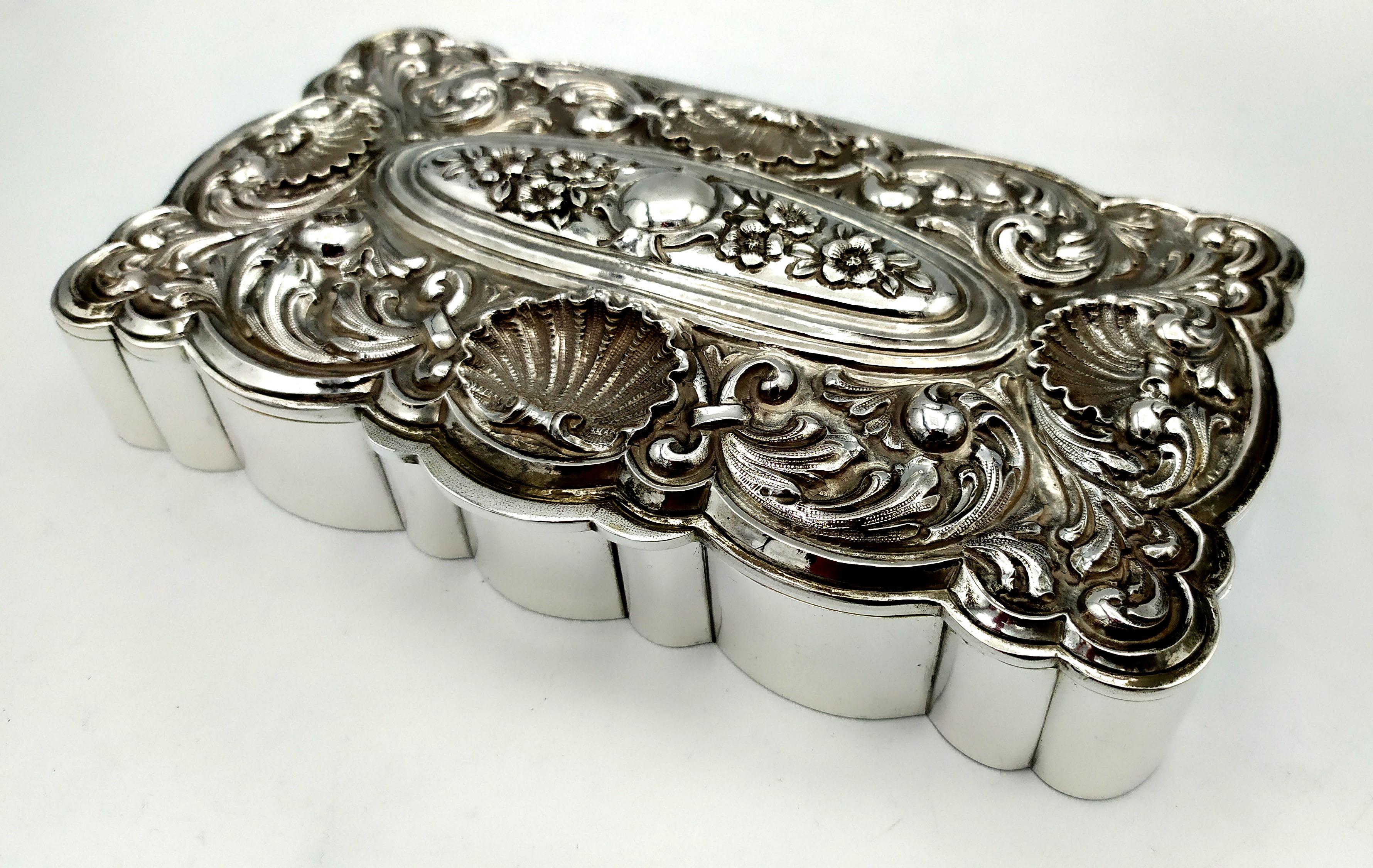 Table Box table box with finely embossed and hand-chiseled Salimbeni For Sale 5