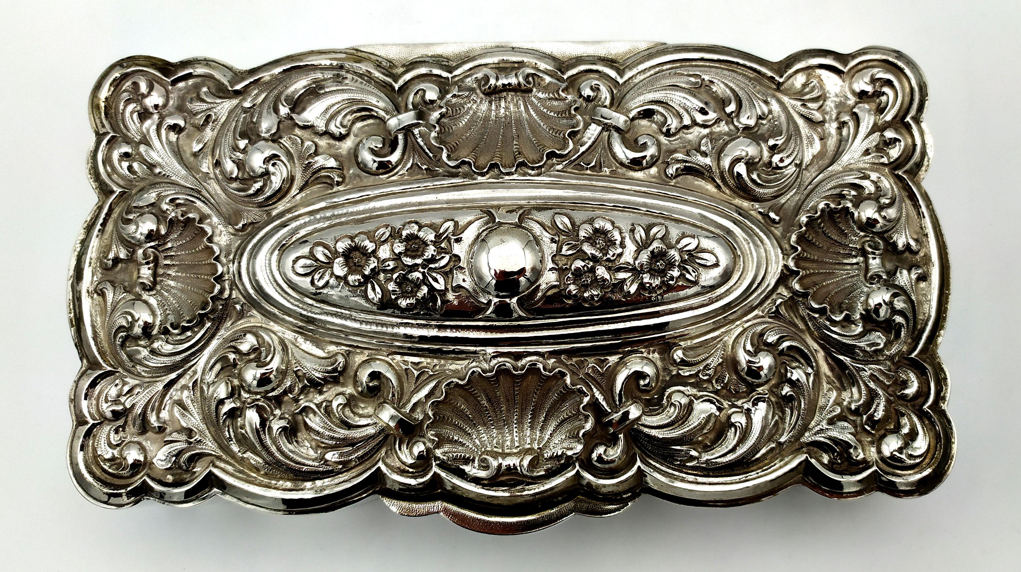 Table Box table box with finely embossed and hand-chiseled Salimbeni For Sale 6