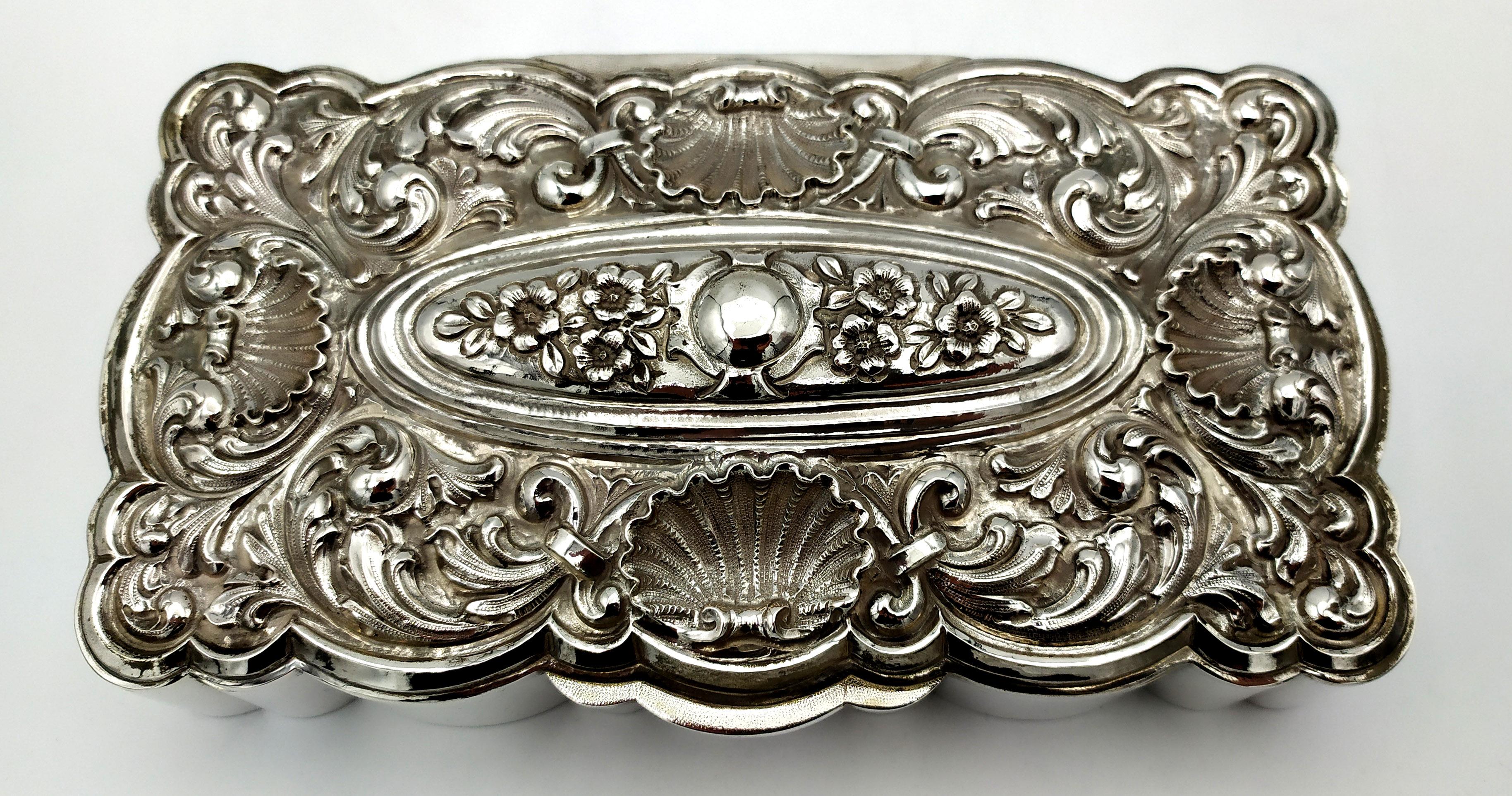 Table Box table box with finely embossed and hand-chiseled Salimbeni For Sale 7