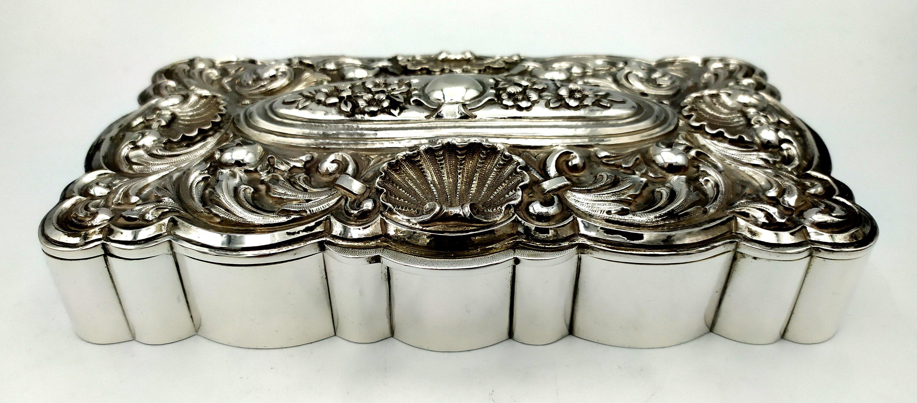 Rectangular shaped table box with finely embossed and hand-chiseled lid in Baroque style. Velvet interior. Dimensions cm. 11.7 x 21 x 4.5. Weight gr. 1000. Designed by Giorgio Salimbeni in 1976 and manufactured in Florence at the Salimbeni company