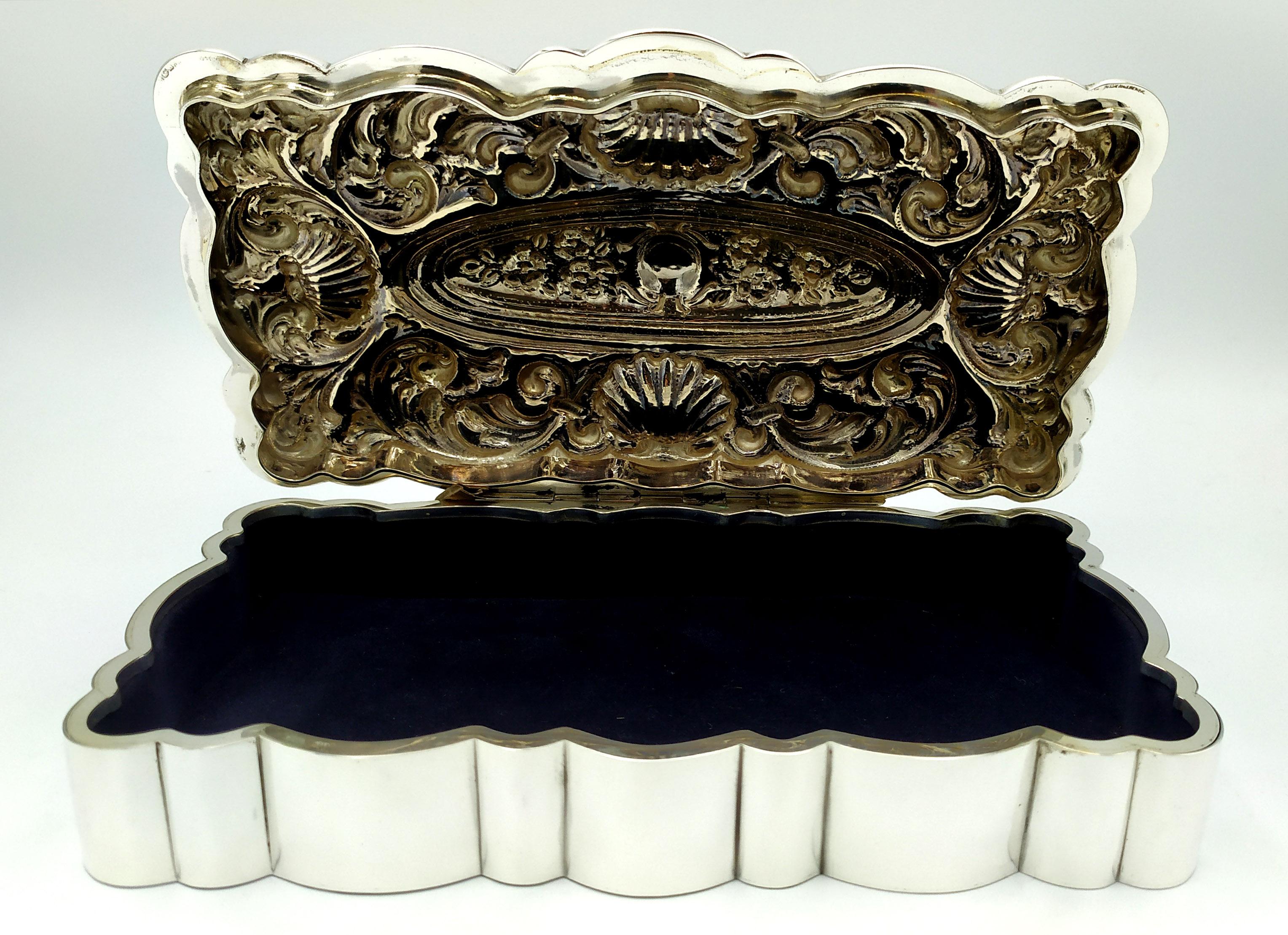 Table Box table box with finely embossed and hand-chiseled Salimbeni In Excellent Condition For Sale In Firenze, FI