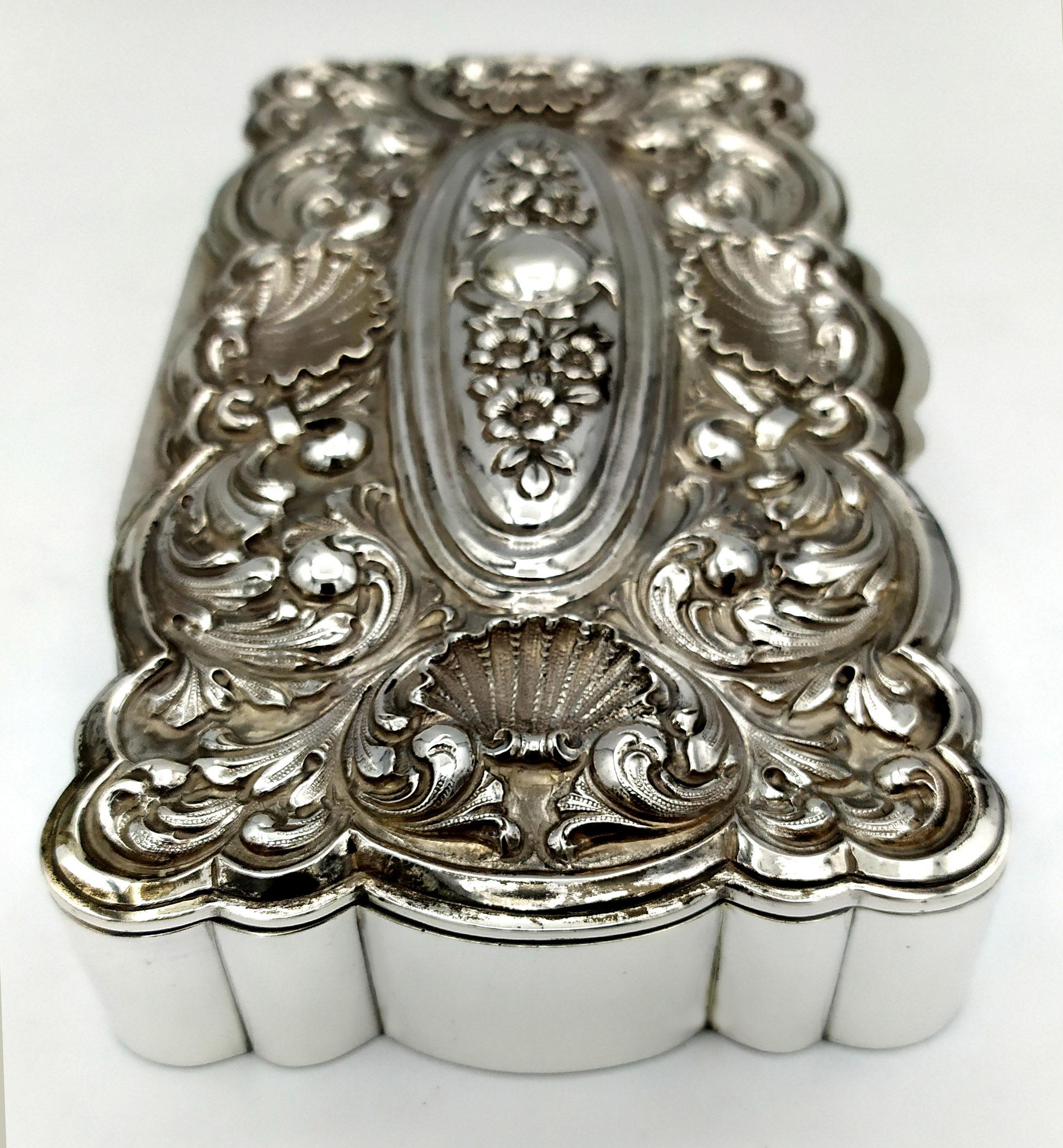 Table Box table box with finely embossed and hand-chiseled Salimbeni For Sale 1