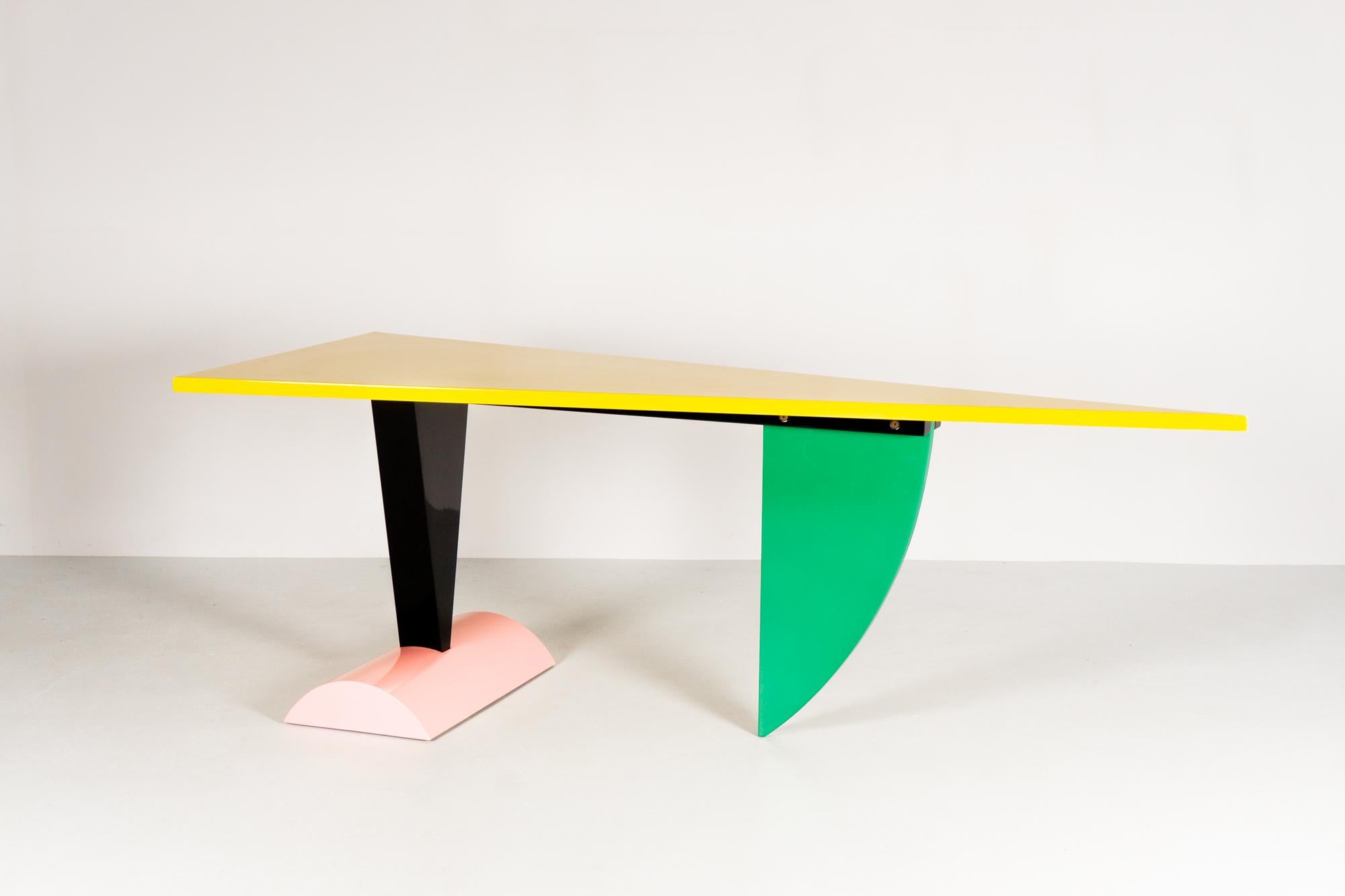 The 'Brazil' table was created in 1981 by designer Peter Shire for the Italian brand Memphis Milano. It stands out with its striking asymmetrical silhouette and bright colors. 