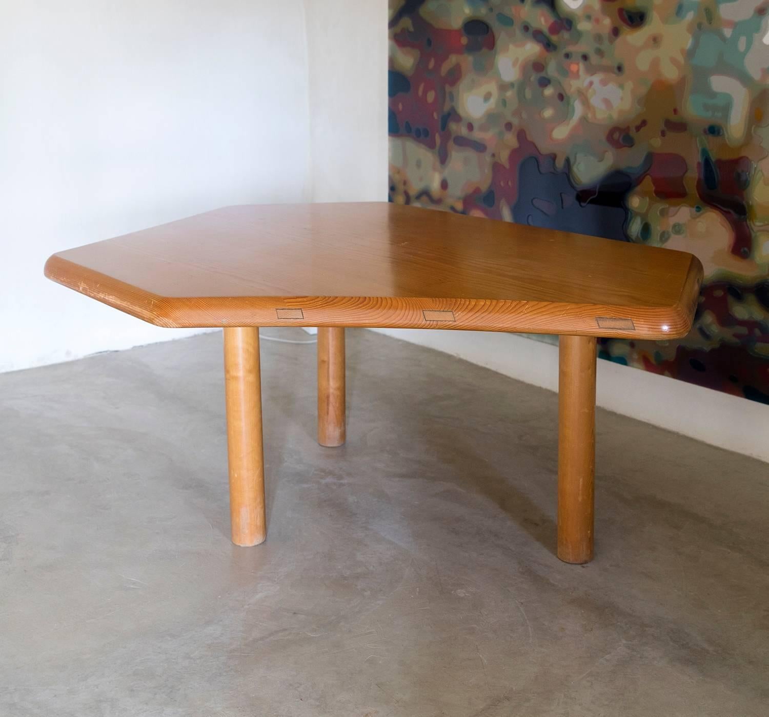 Table designed by Charlotte Perriand.
Characteristic for being a table with three legs and six corners. 
Made of fir wood.
The prototype of this table was designed for his Atelier in Montparnasse in 1938, France.
 