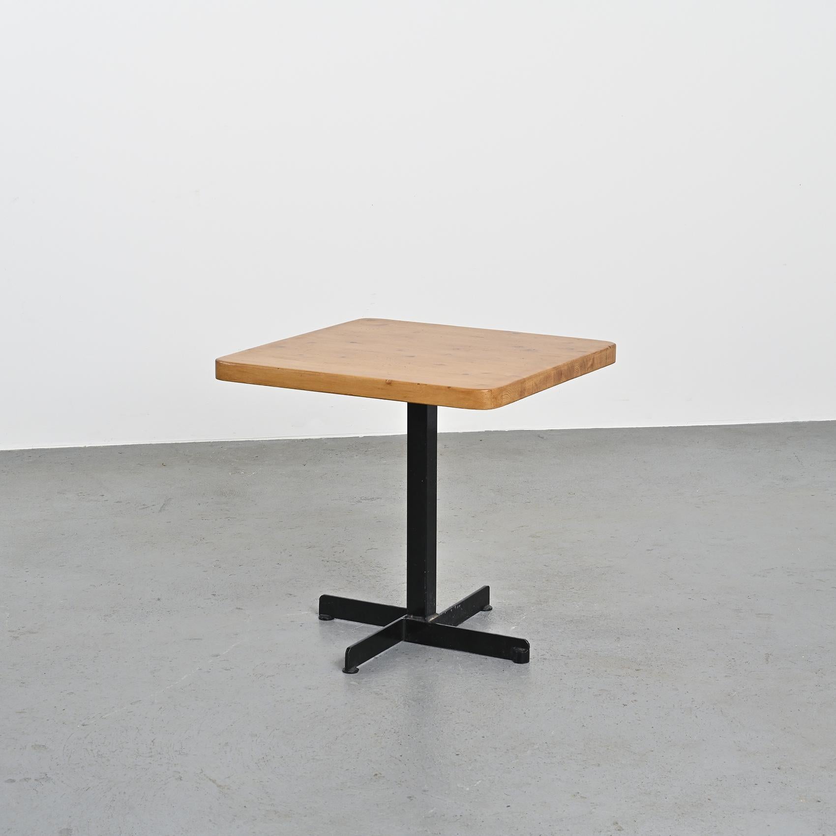 Table by Charlotte Perriand,  Les Arcs circa 1975 en venta 3