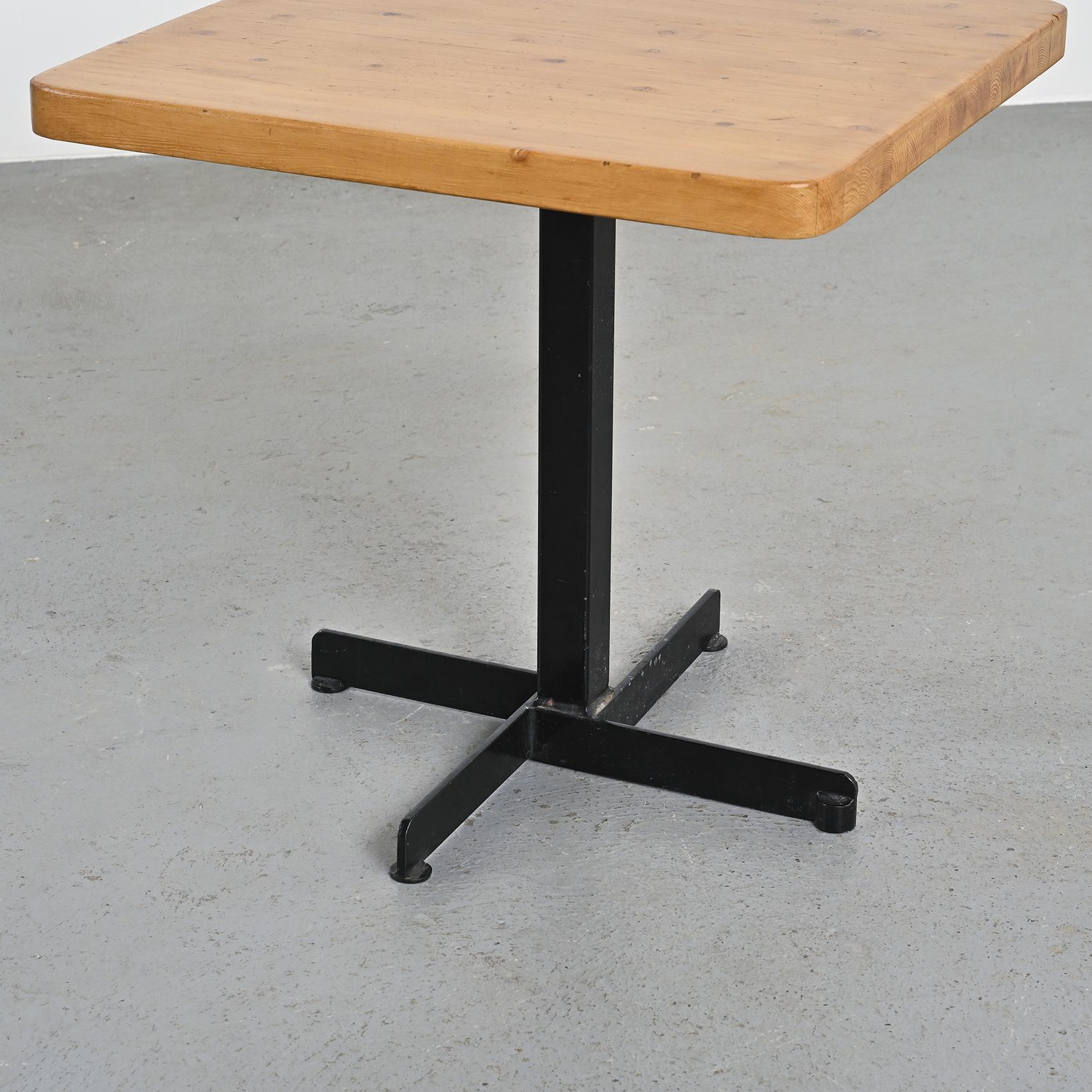 Table by Charlotte Perriand,  Les Arcs circa 1975 en venta 4