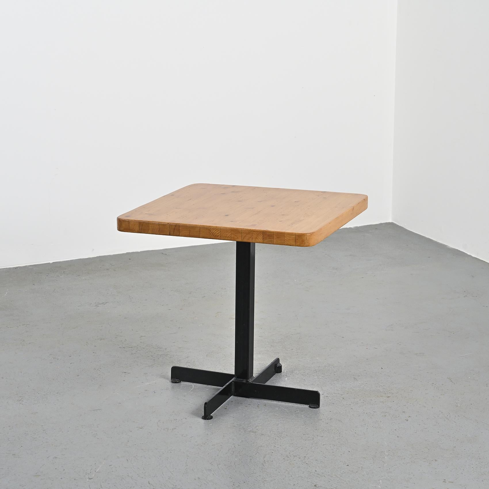 Table by Charlotte Perriand,  Les Arcs circa 1975 en venta 7