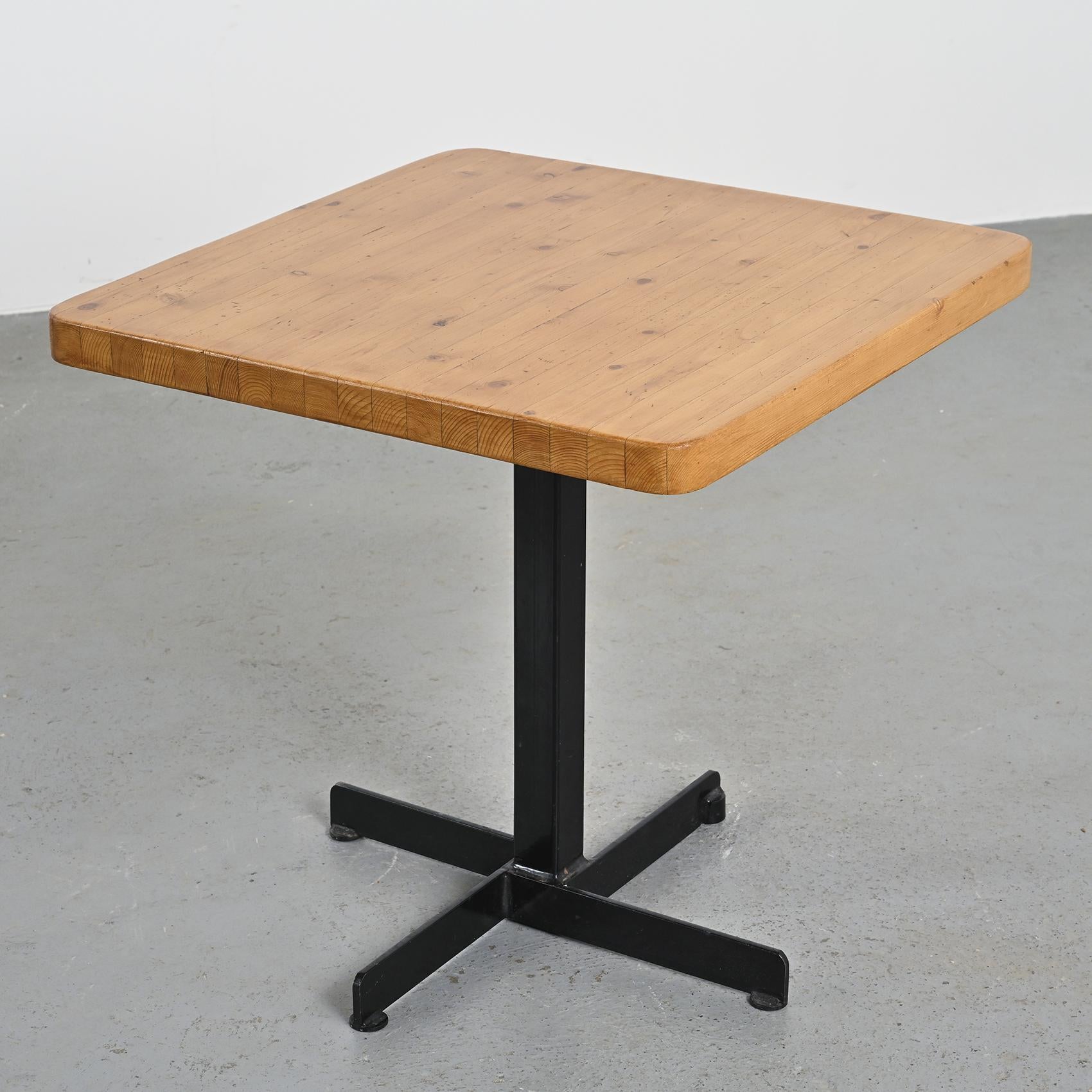 Table by Charlotte Perriand,  Les Arcs circa 1975 en venta 8