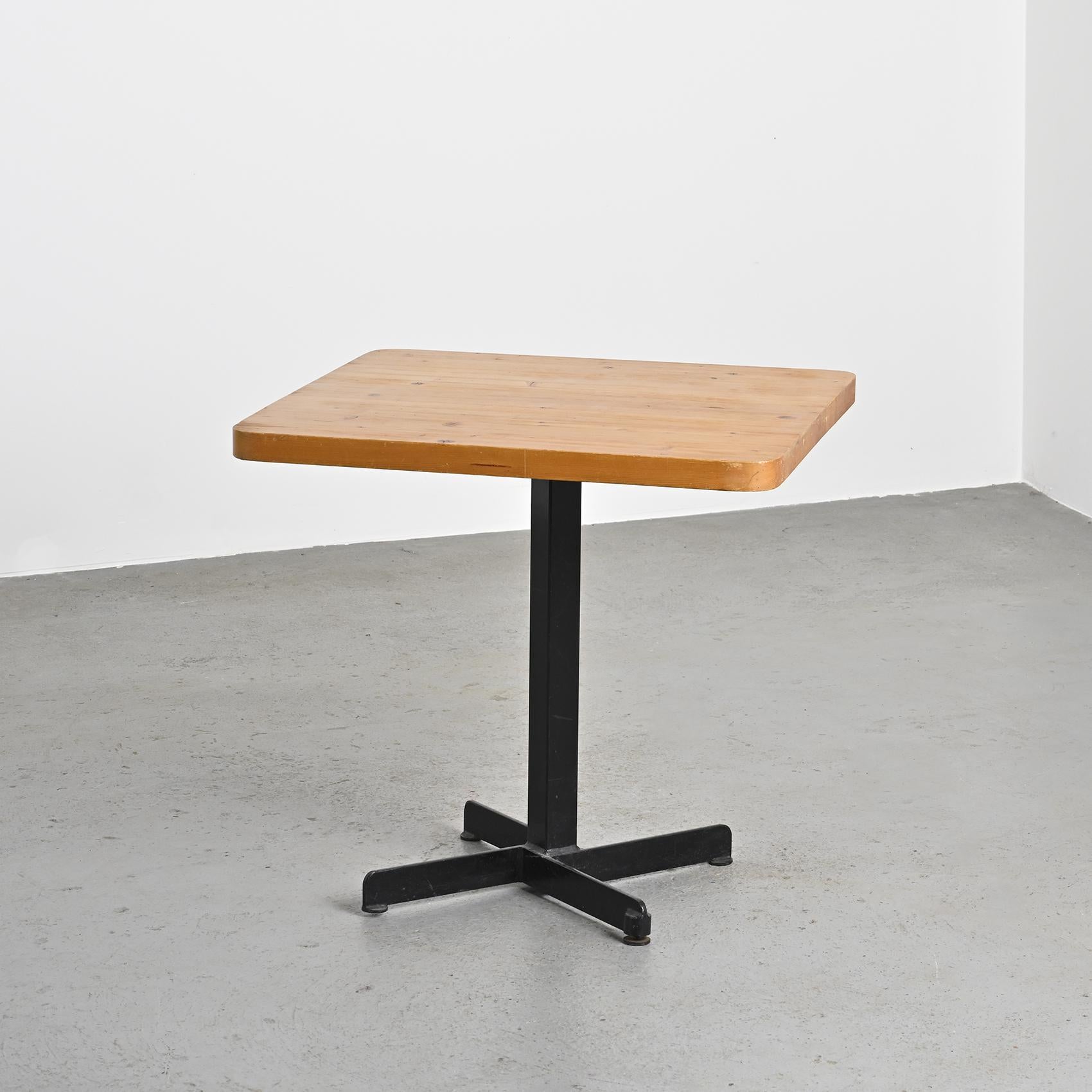 
Tavolo quadrato con bordi arrotondati disegnato da Charlotte Perriand per il resort di Les Arcs negli anni Settanta.

Ha un piano in pino laminato incollato di forma rettangolare con una bella patina e poggia su una base in metallo laccato