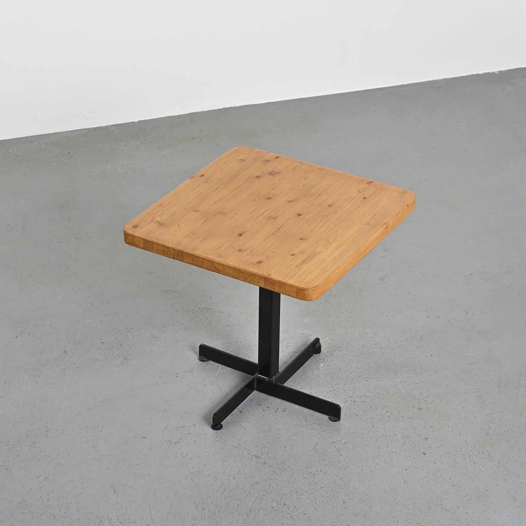 
Square table with rounded edges designed by Charlotte Perriand designed for the resort of Les Arcs in the 1970s.

It has a glued laminated pine top of rectangular shape with a beautiful patina, and rests on a black lacquered metal base.

Created