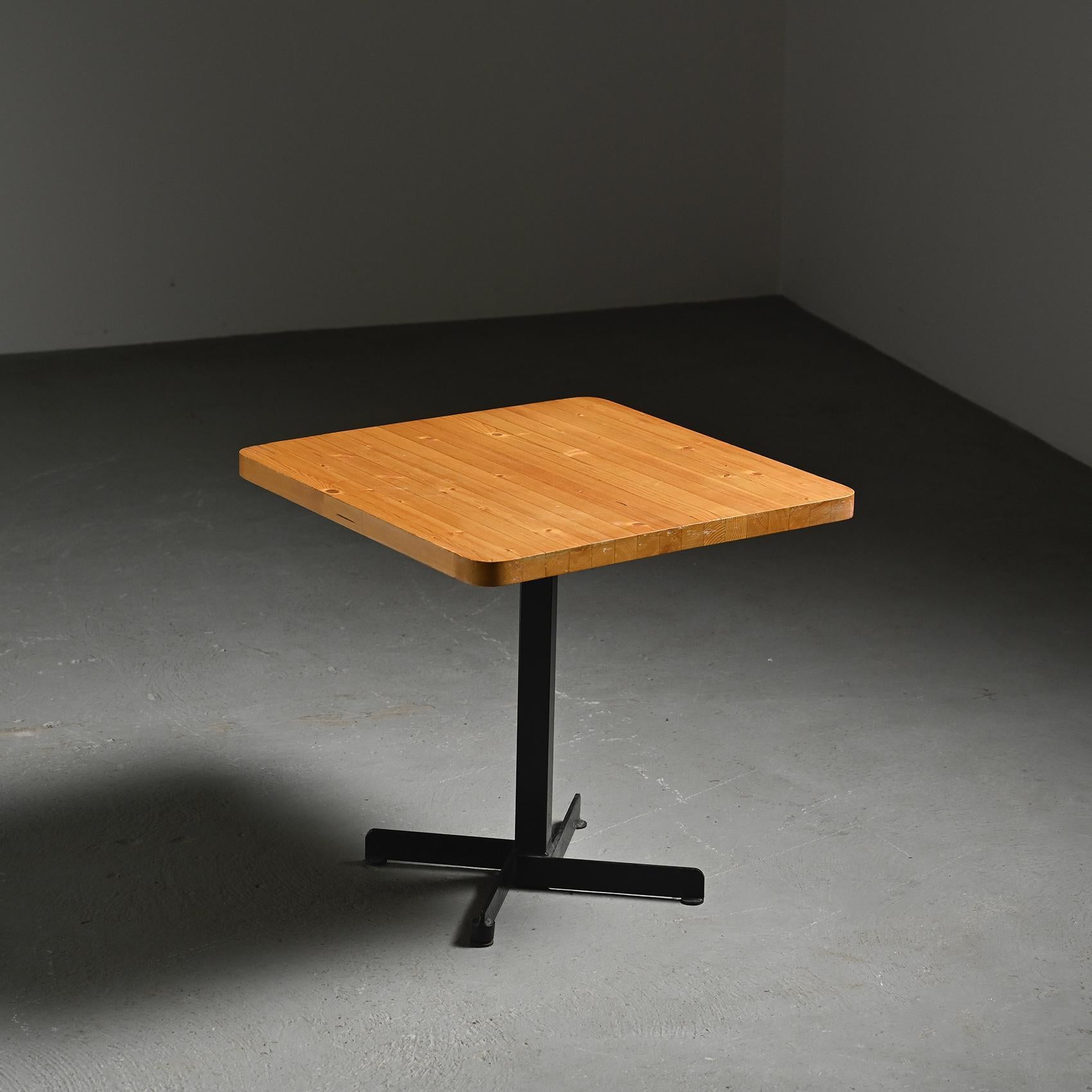 Mid-Century moderno Tavolo di Charlotte Perriand,  Les Arcs circa 1975 in vendita
