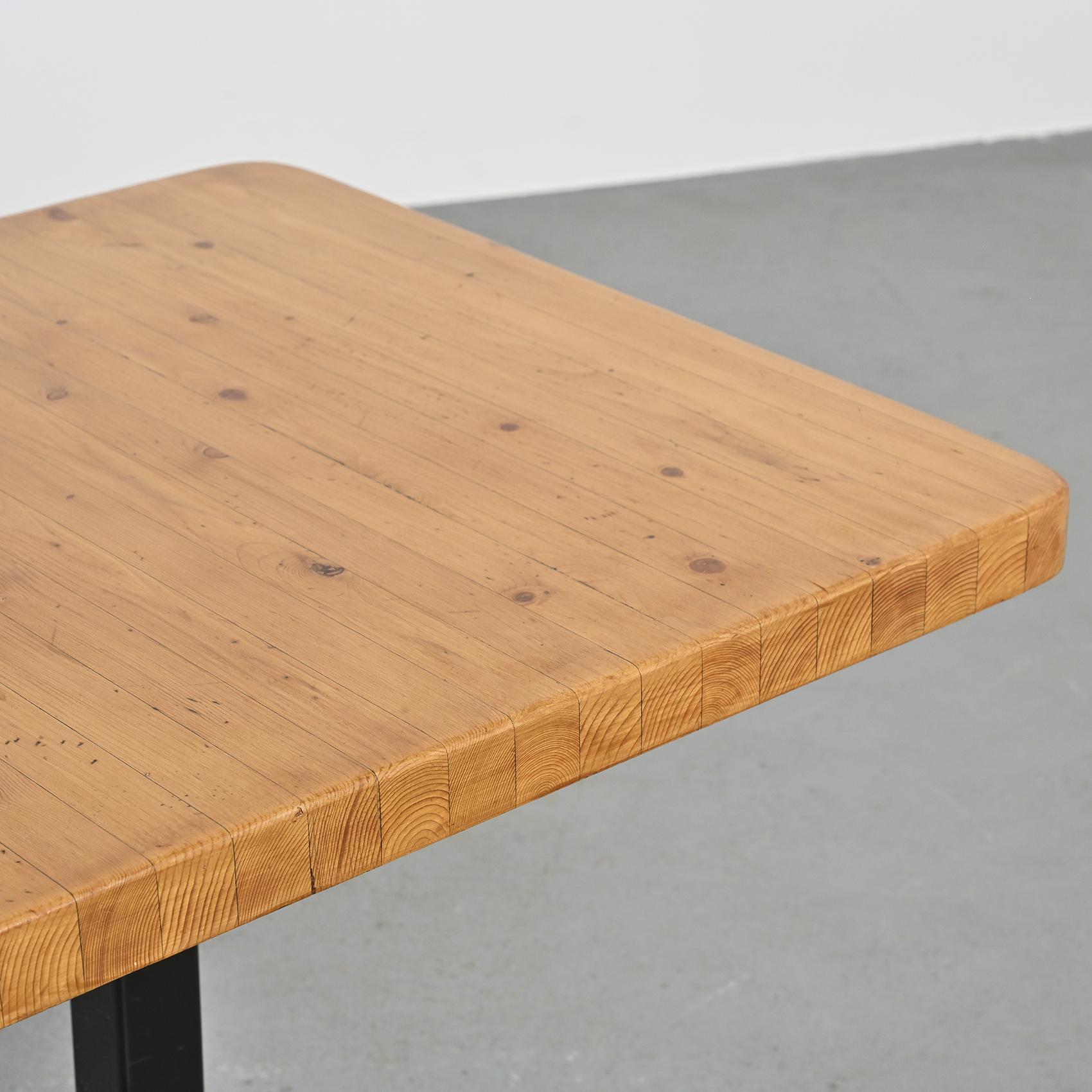 Table by Charlotte Perriand,  Les Arcs circa 1975 en Bueno estado para la venta en VILLEURBANNE, FR