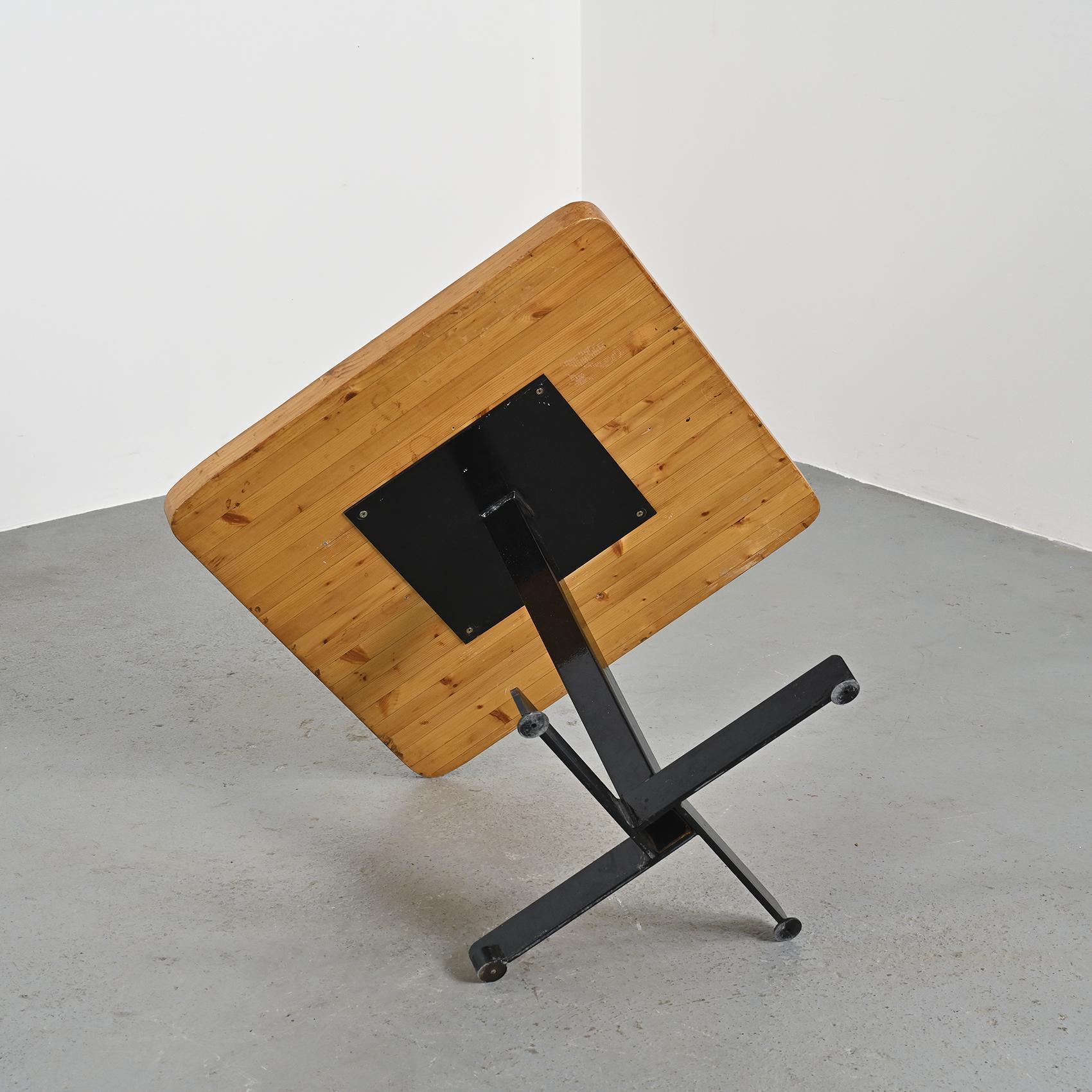 Table by Charlotte Perriand,  Les Arcs circa 1975 Metal en venta