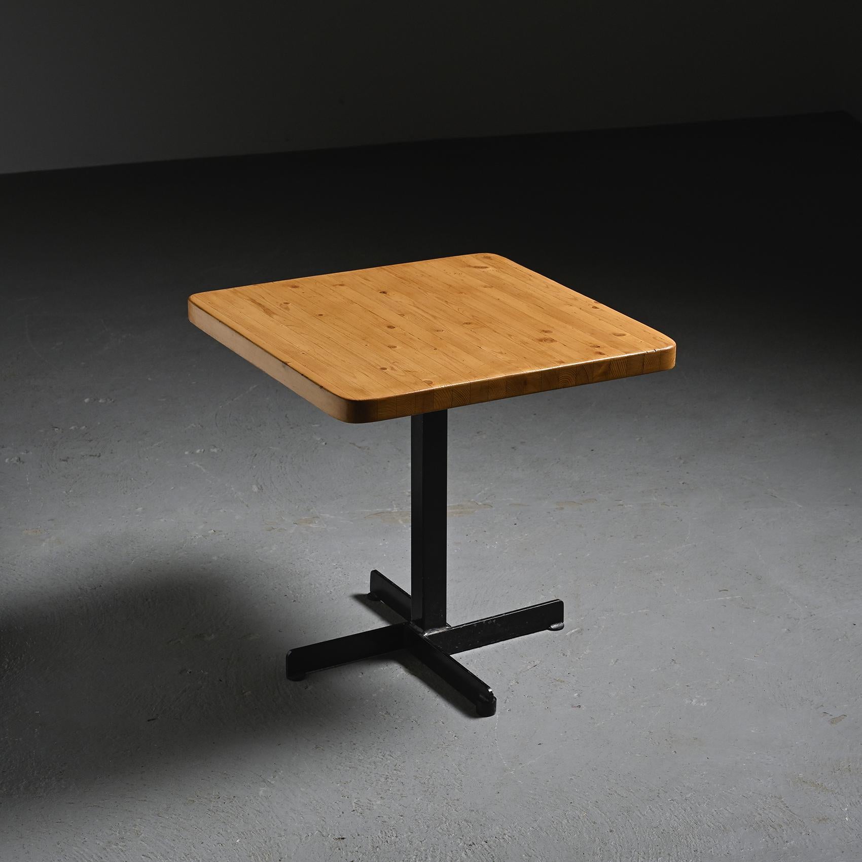Table by Charlotte Perriand,  Les Arcs circa 1975 en venta 1