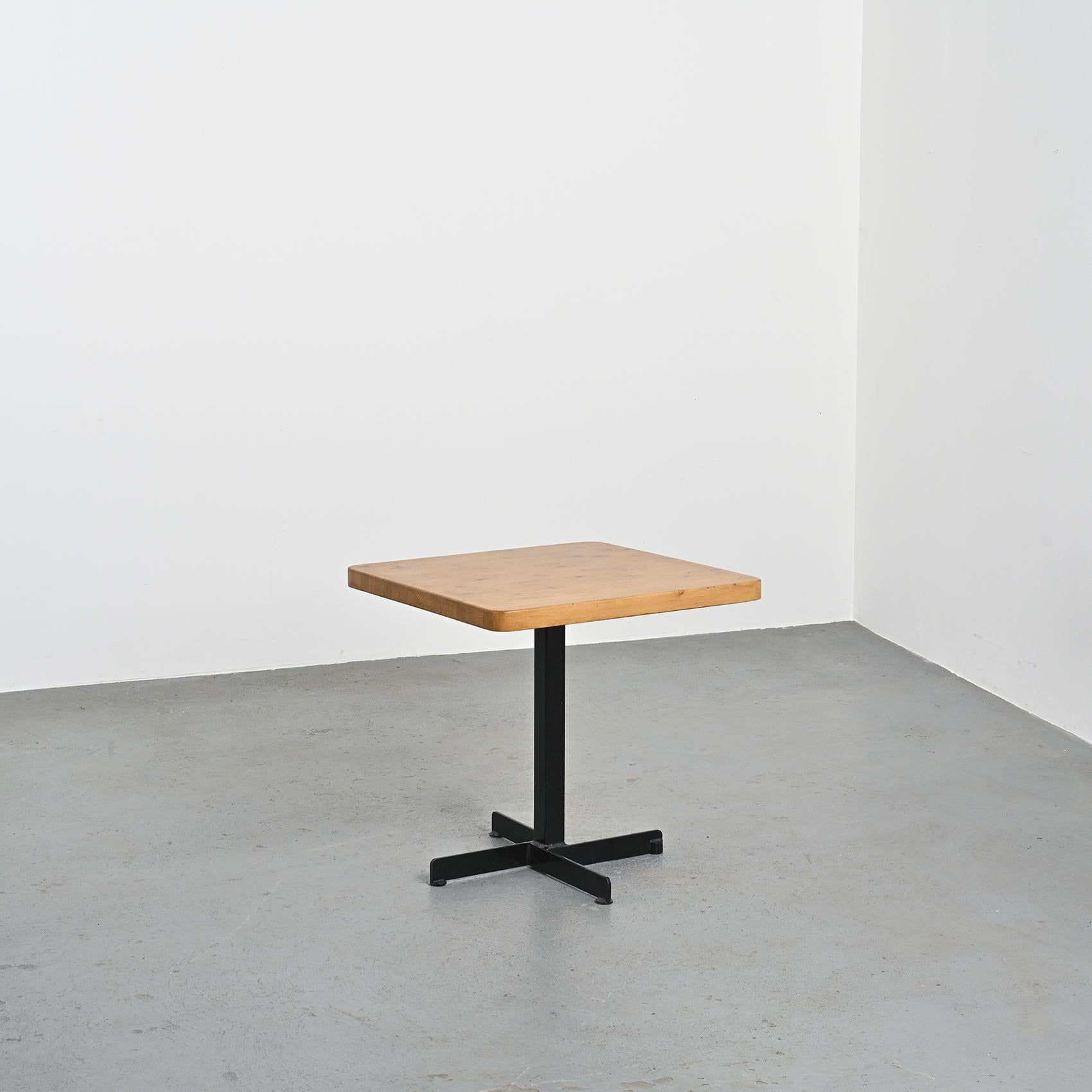 Table by Charlotte Perriand,  Les Arcs circa 1975 en venta 2