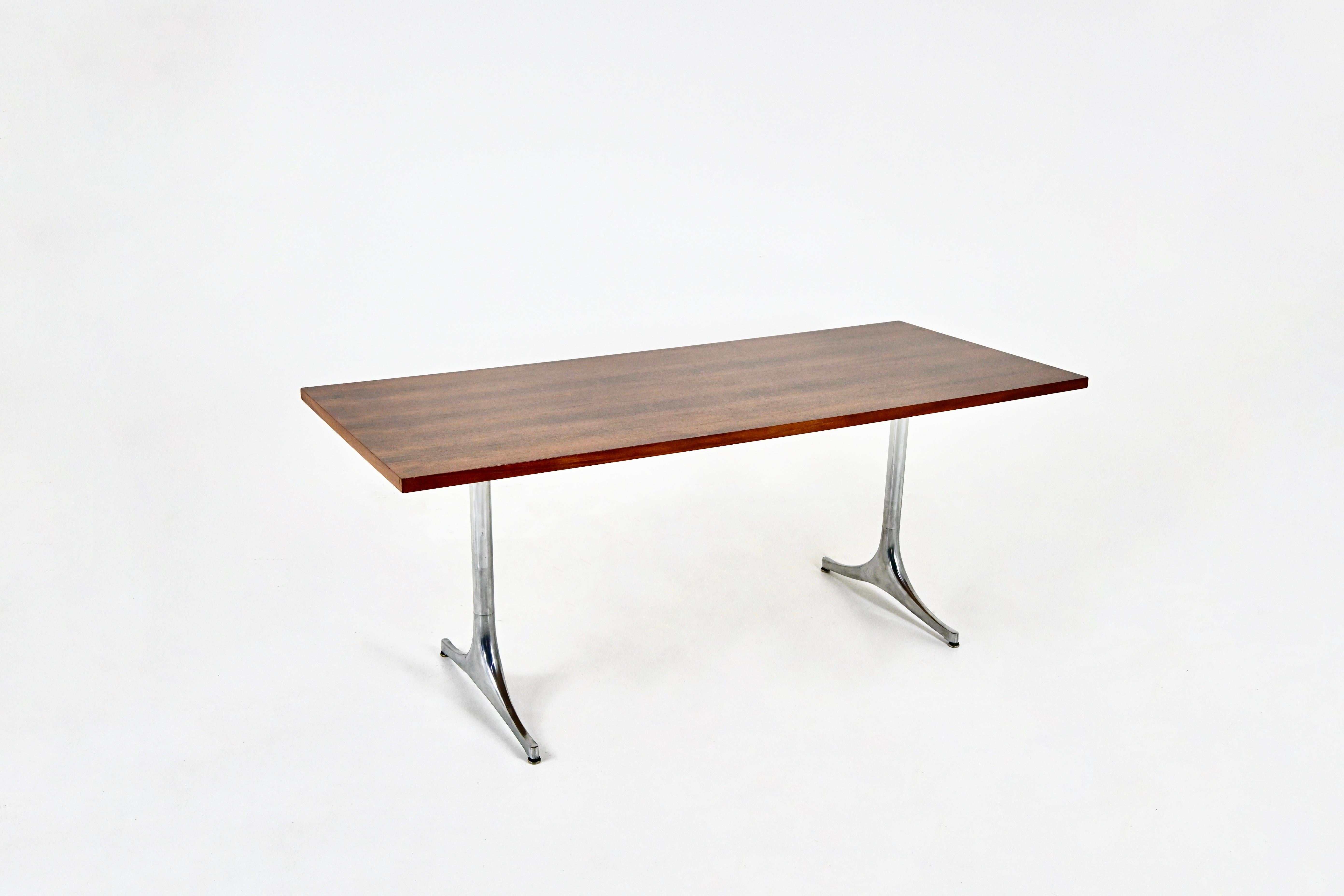 Mesa con tablero de madera y base de metal diseñada por George Nelson y producida por Herman Miller en la década de 1950. Desgaste debido al tiempo y a la antigüedad de la mesa
PARA EL ENVÍO, CONSÚLTANOS PARA RECIBIR EL MEJOR PRECIO
