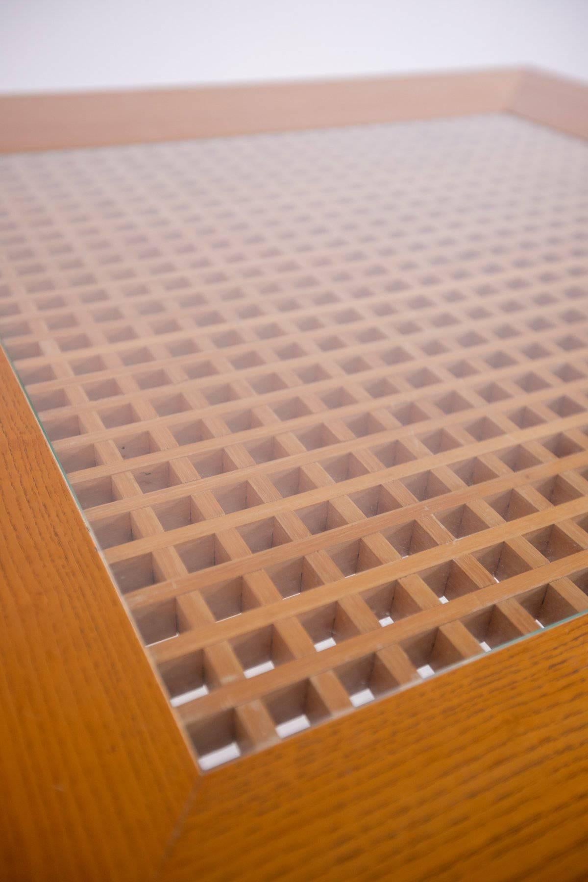 Italian wooden table, 1960 design by Gigi Sabadin.
The Gigi Sabadin table is of Italian manufacture and was made from finely crafted wood.
The main feature of the Gigi Sabadin table is the creation of a wooden lattice design present in the center