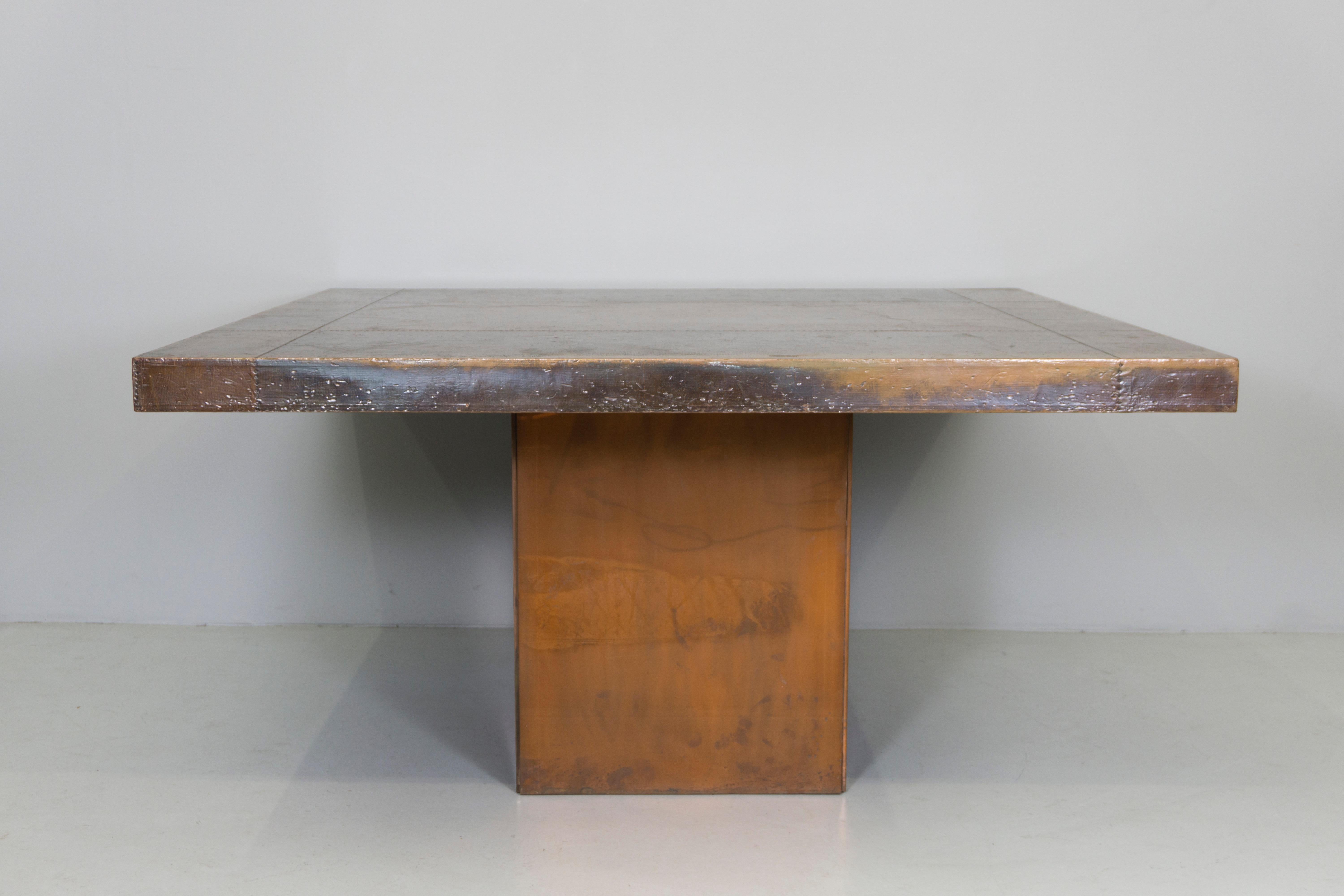 Dining table with an aluminum construction and a solid, patinated brass covering
Dimensions / 139 x 139cm H. 73cm
Design / Lorenzo Burchiellaro 1970
Signed.
 