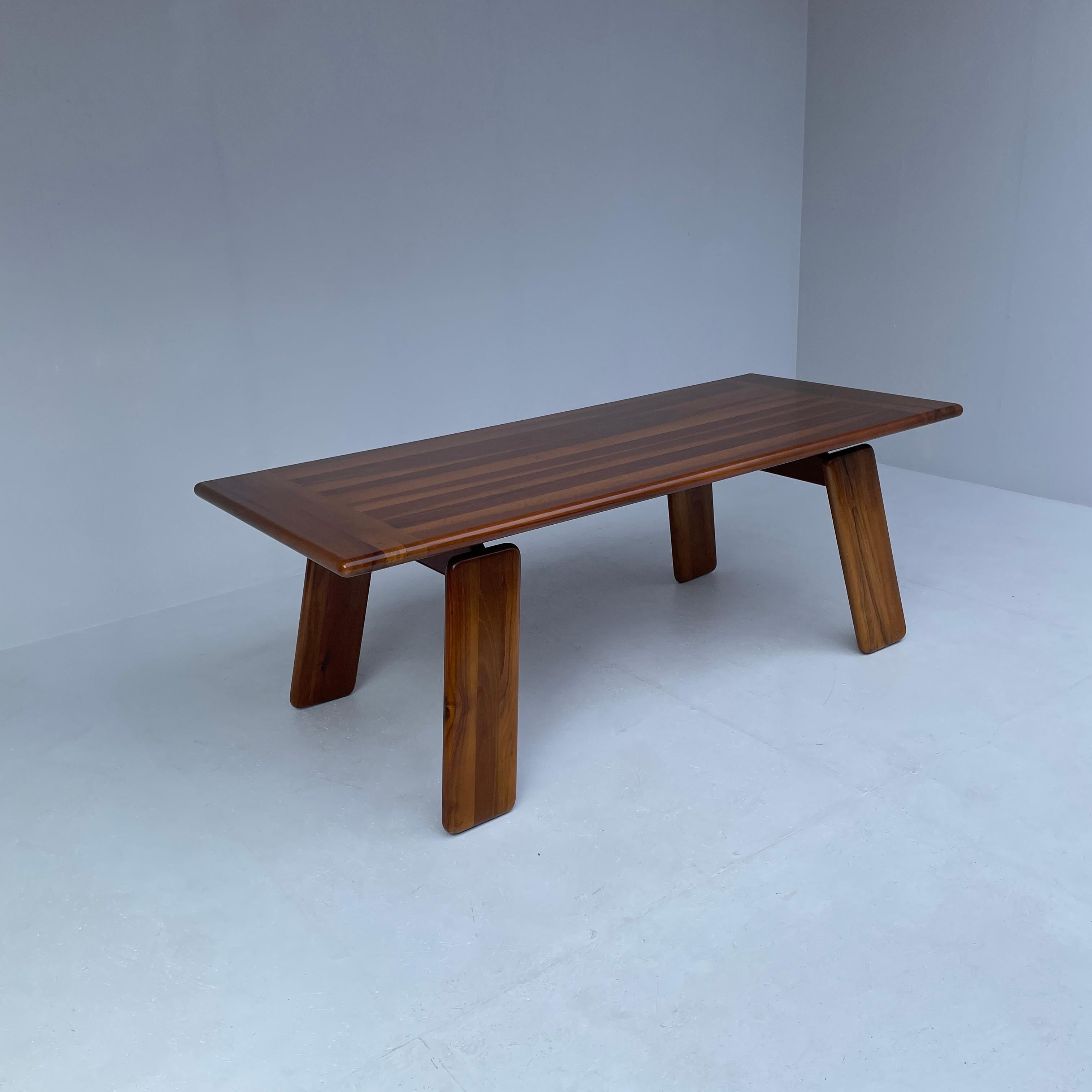 Mario Marenco for Mobil Girgi, 'Sapporo' dining table, walnut, Italy, 1980s.

Dimensions: H74.5 cm, W210 cm, D90 cm

The table is in excellent condition!

An exceptional dining table by the Italian designer Mario Marenco, featuring a high-level of