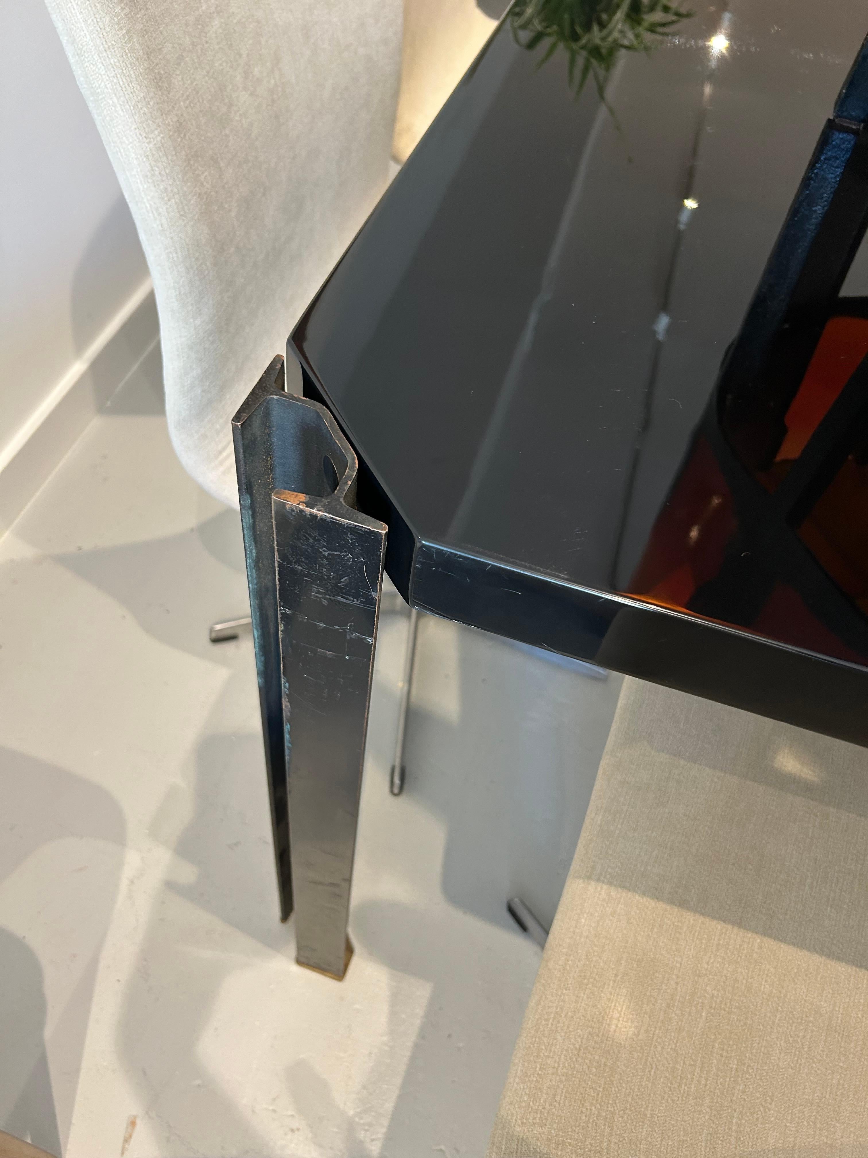 Une belle table conçue dans les années 1970 par Osvaldo Borsani pour Tecno, avec le grain de la force industrielle via les quatre pieds en acier recouverts de bronze et les pieds en laiton, et l'élégance de l'époque visible dans le plateau en bois